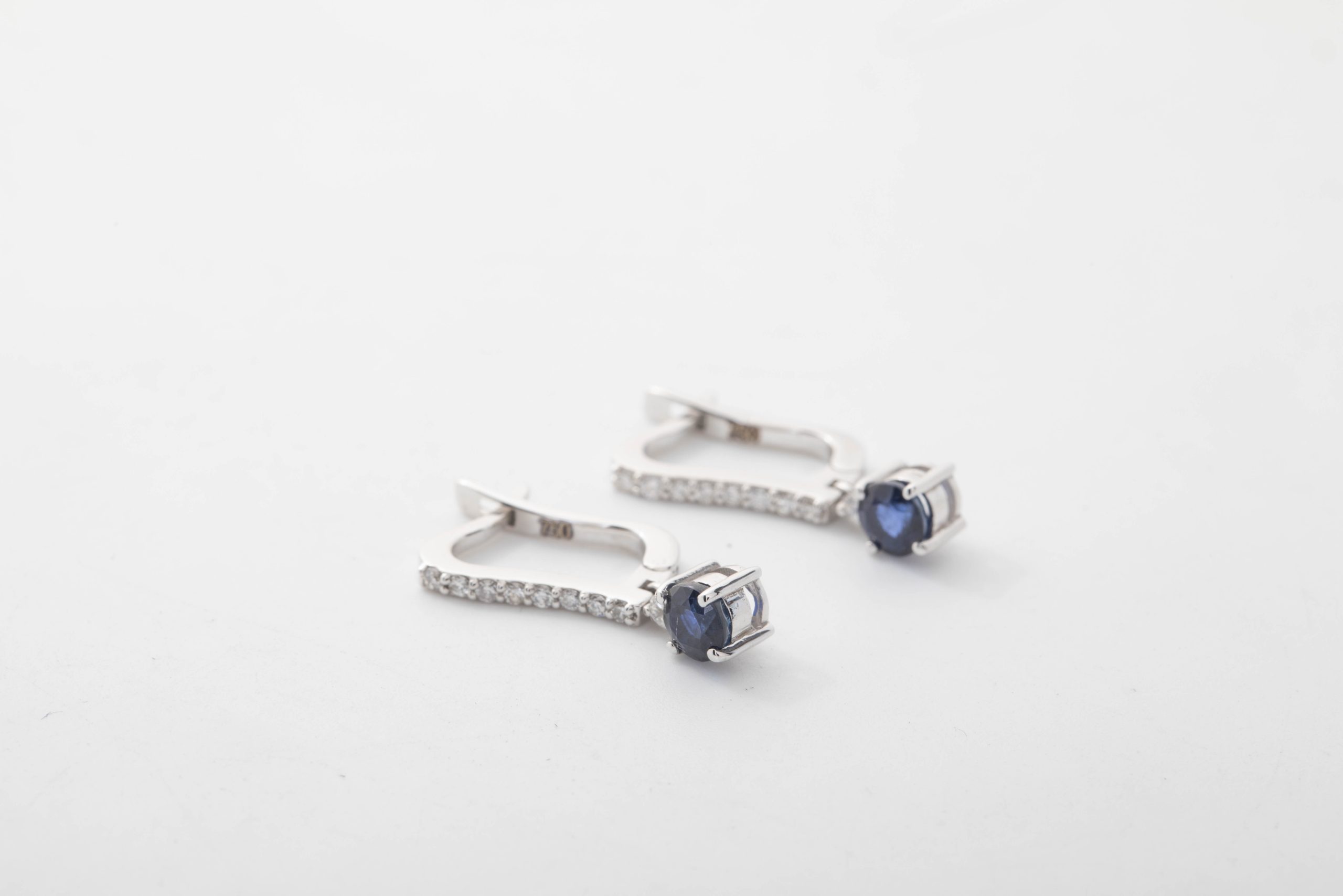 PAR DE ARETES CON BRILLANTES Y ZAFIROS