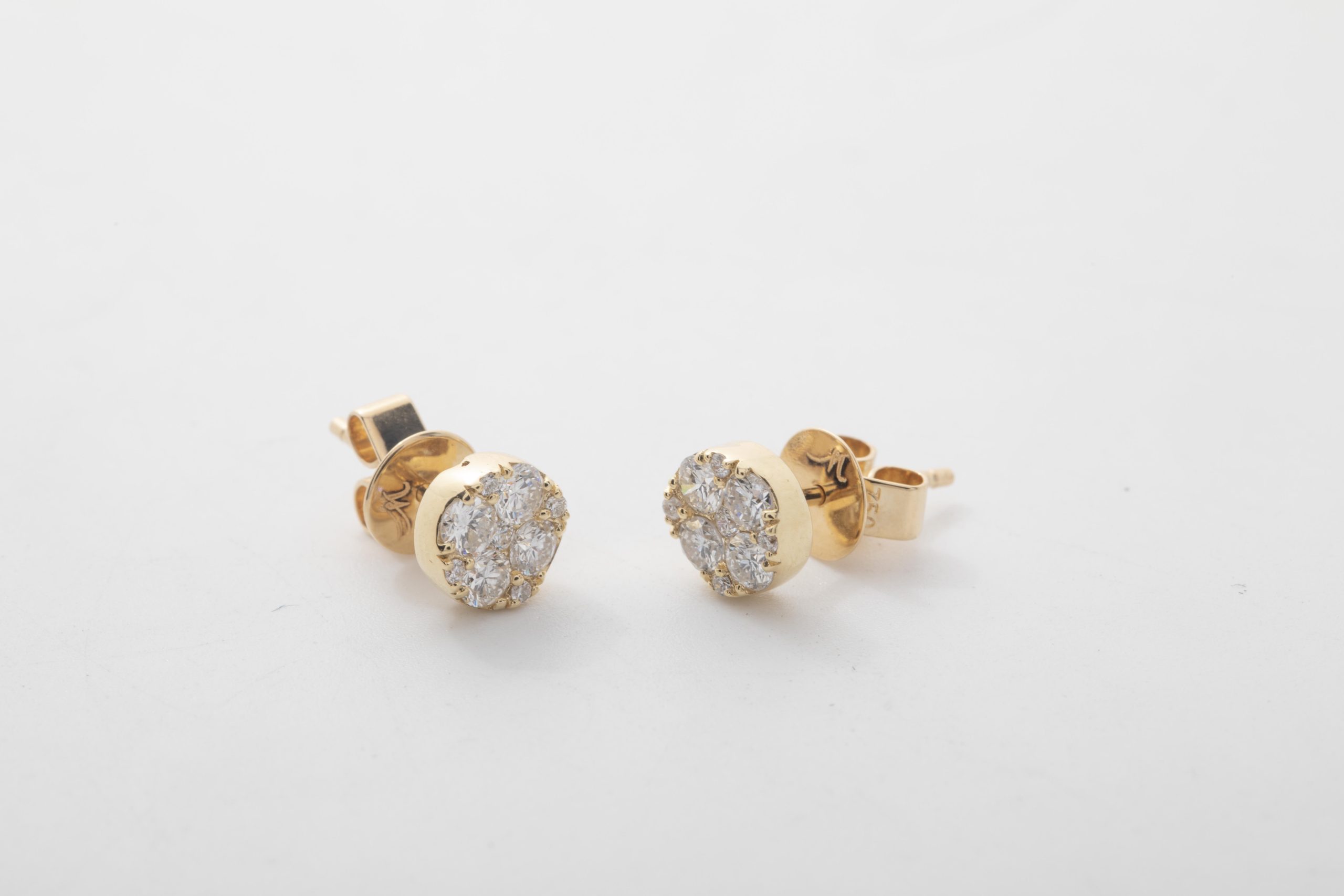 PAR DE ARETES CON BRILLANTES