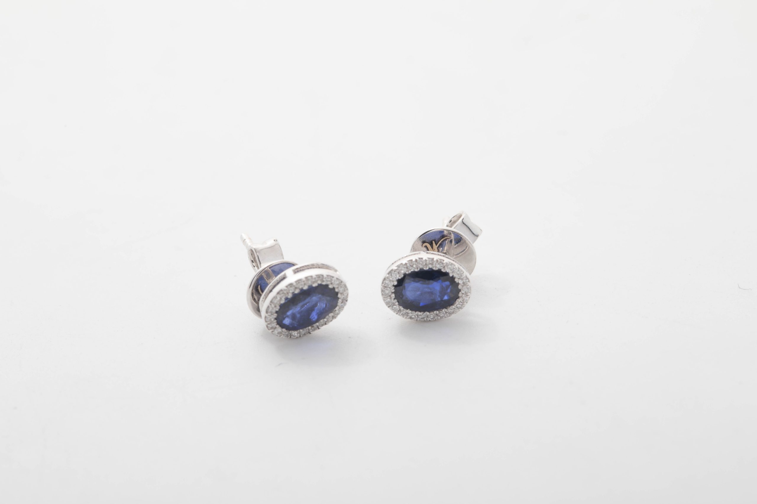 PAR DE ARETES CON BRILLANTES Y ZAFIROS