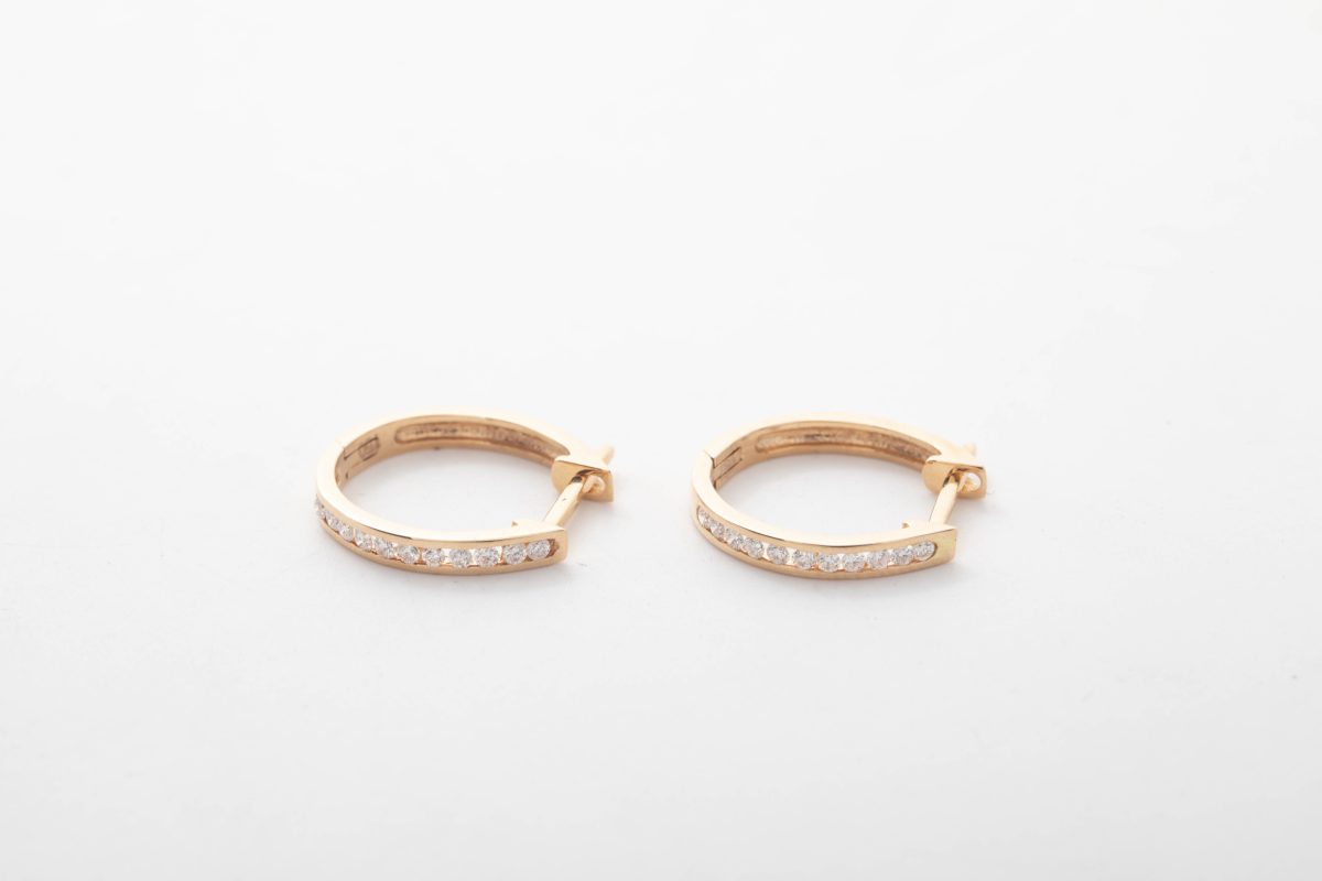 PAR DE ARETES CON BRILLANTES