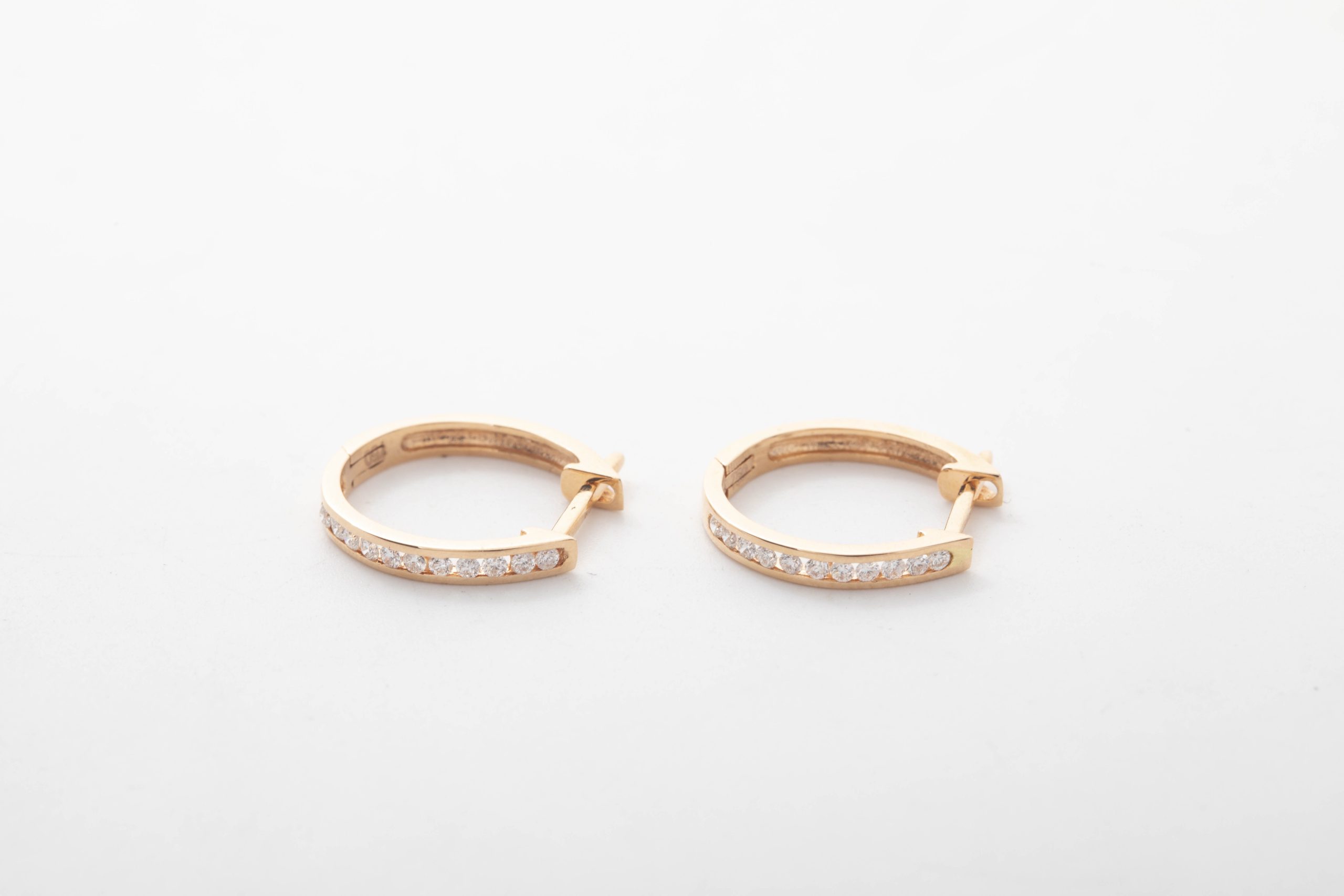 PAR DE ARETES CON BRILLANTES