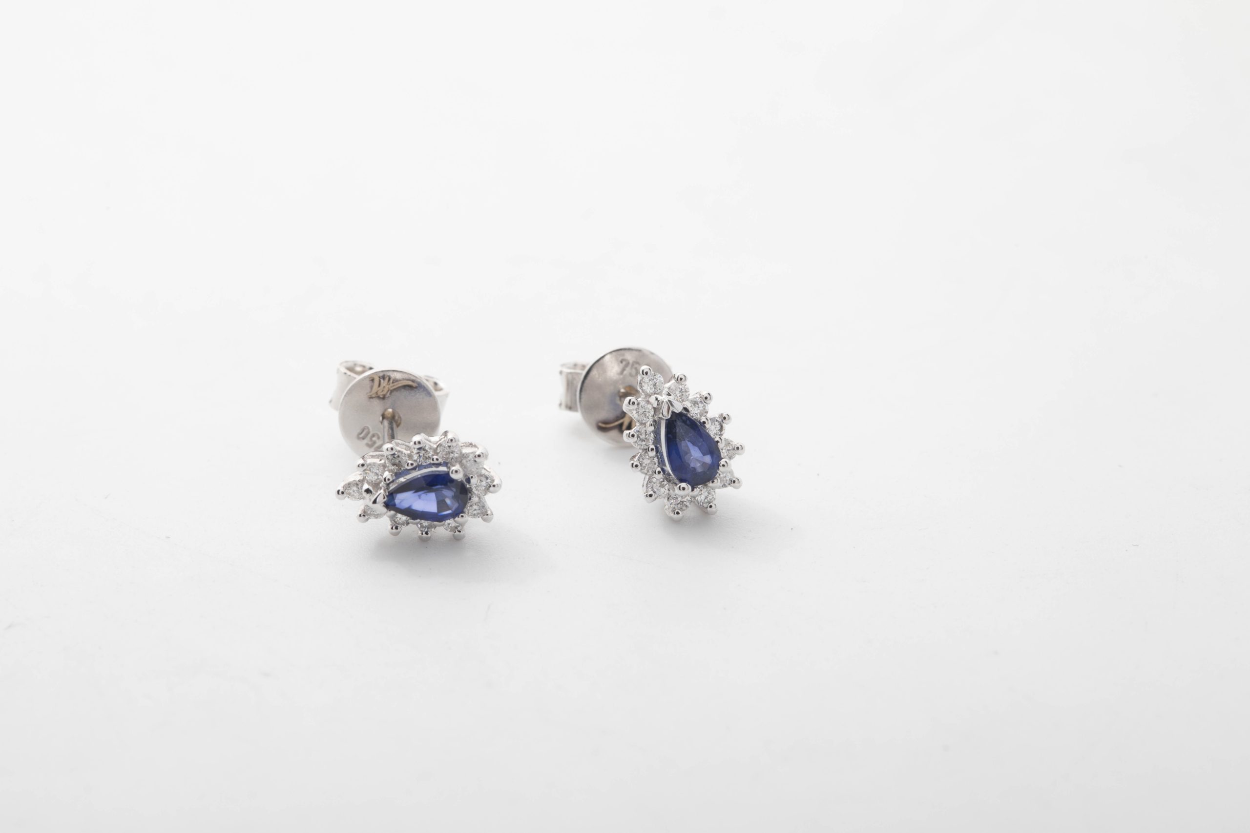 PAR DE ARETES CON BRILLANTES Y ZAFIROS