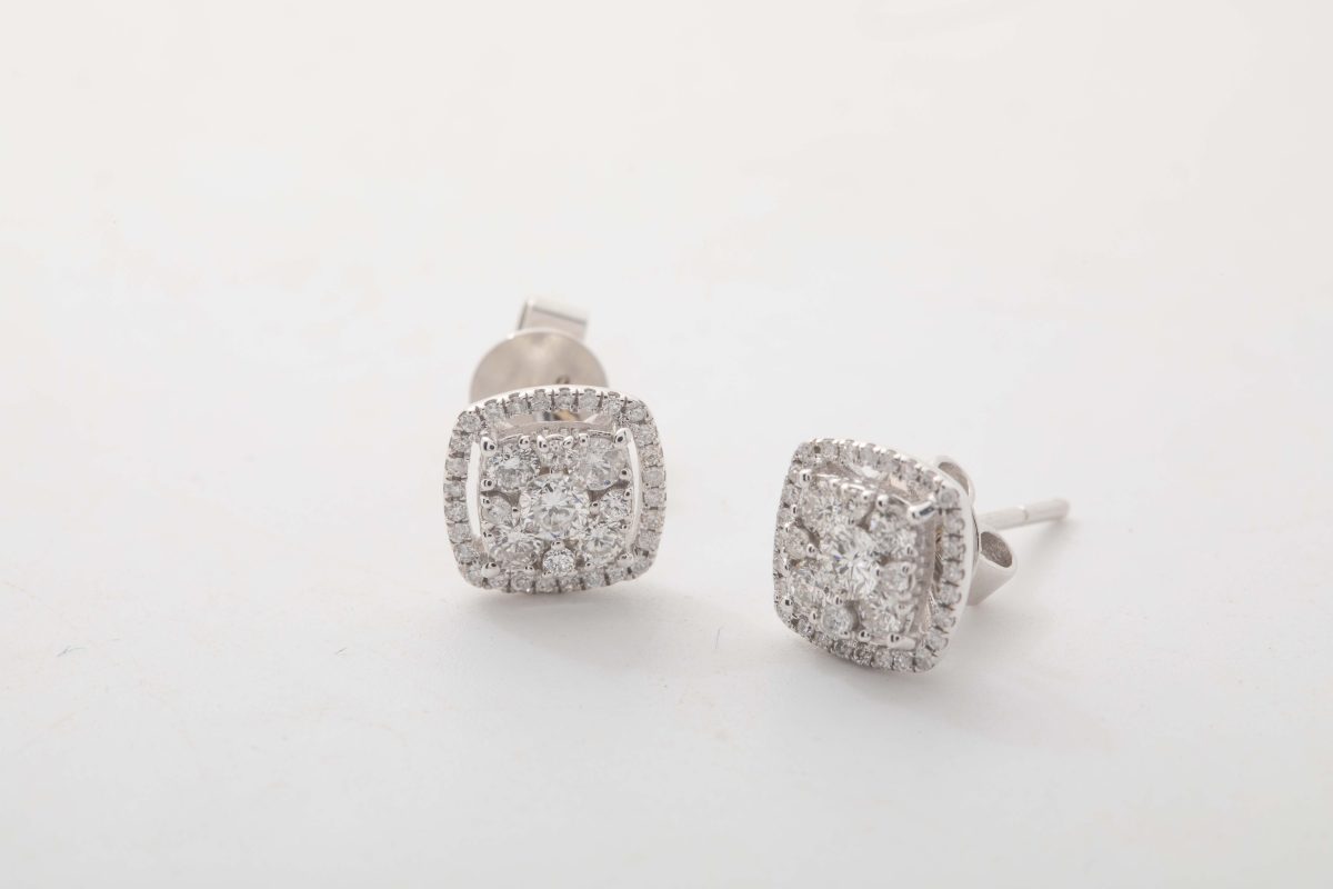 PAR DE ARETES CON BRILLANTES