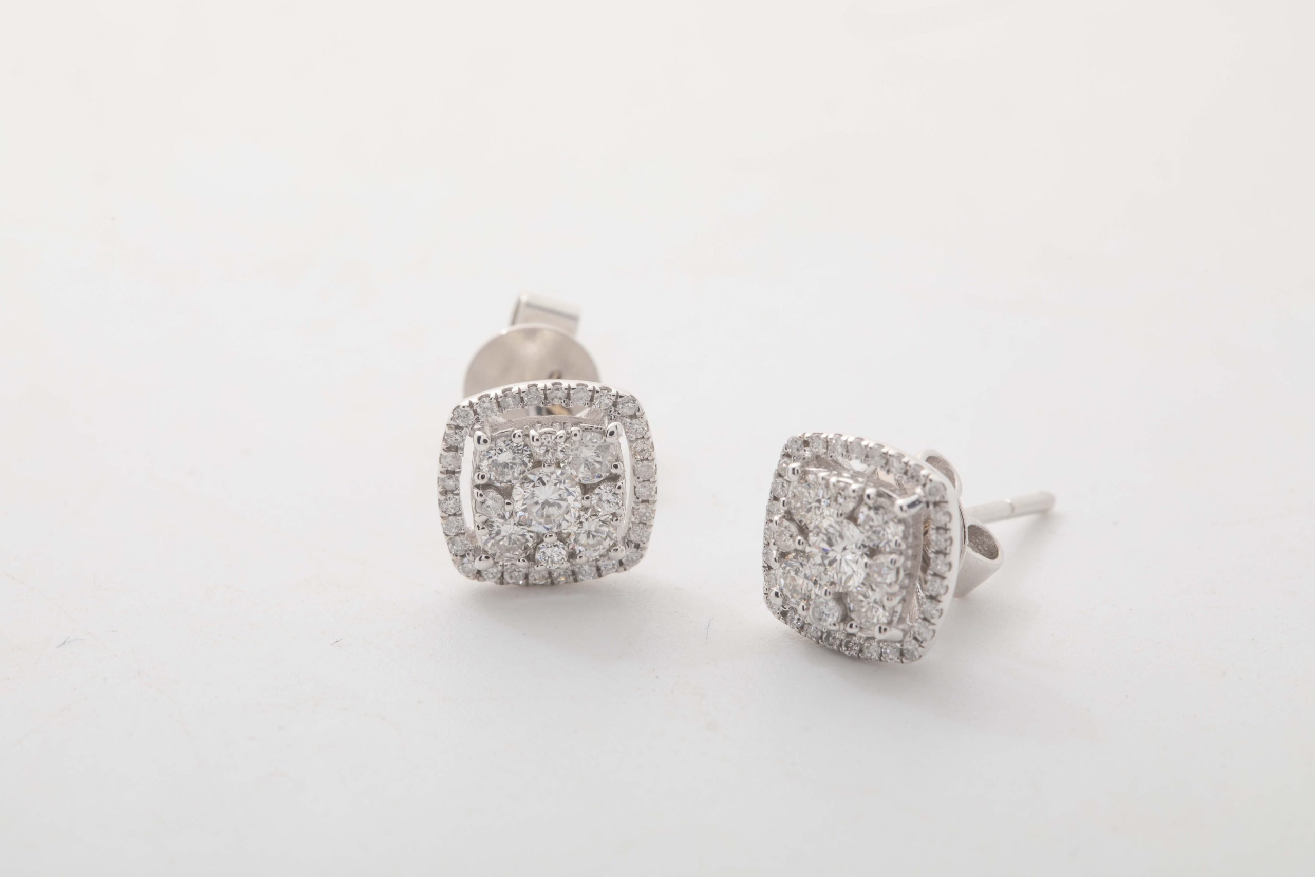PAR DE ARETES CON BRILLANTES