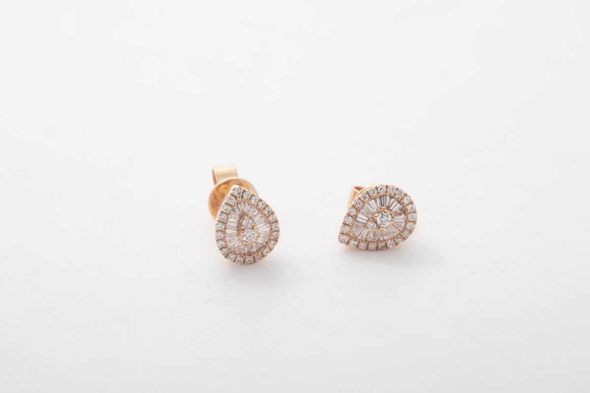PAR DE ARETES CON BRILLANTES