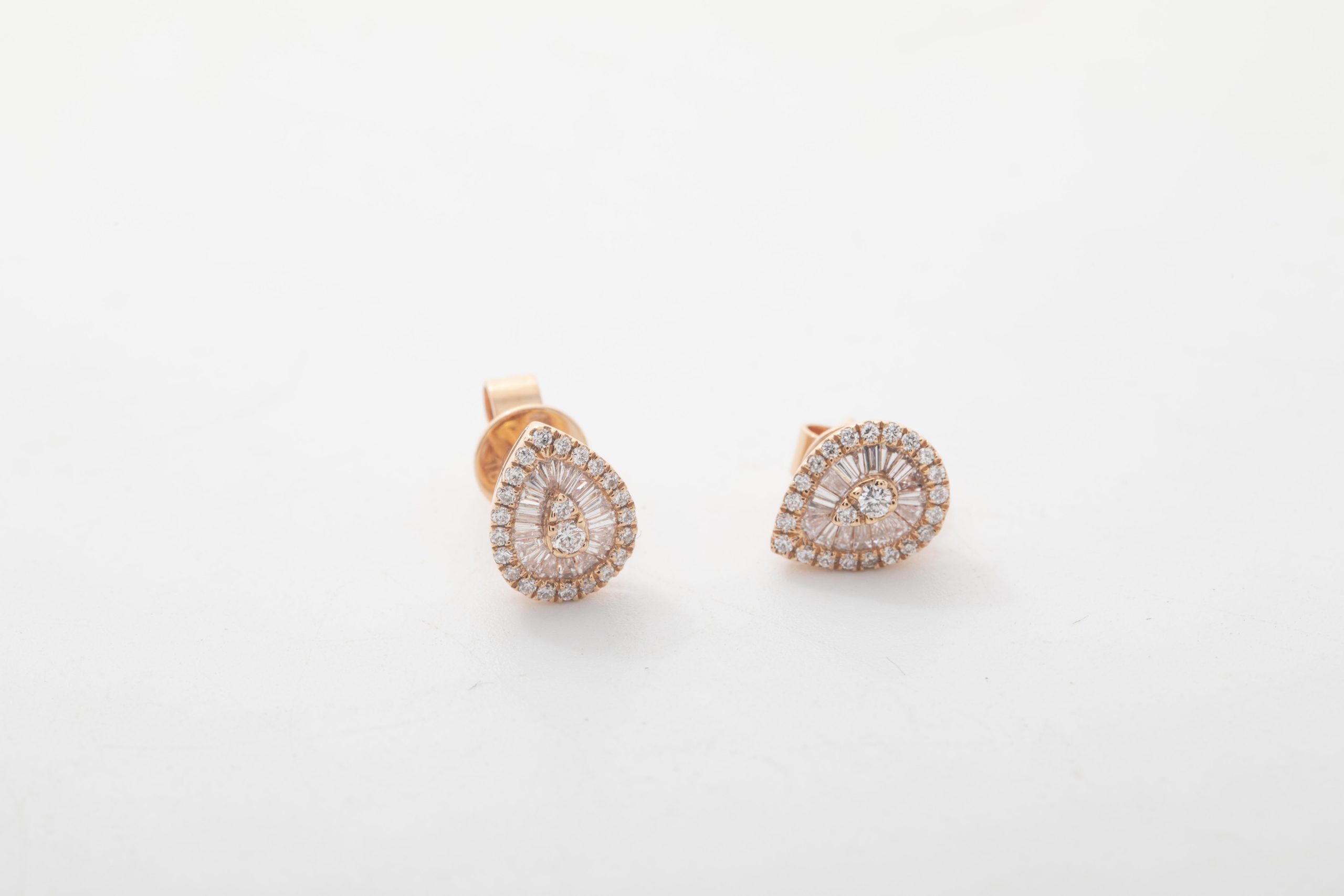 PAR DE ARETES CON BRILLANTES