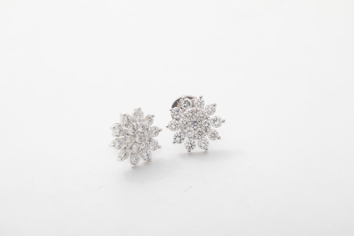 PAR DE ARETES CON BRILLANTES