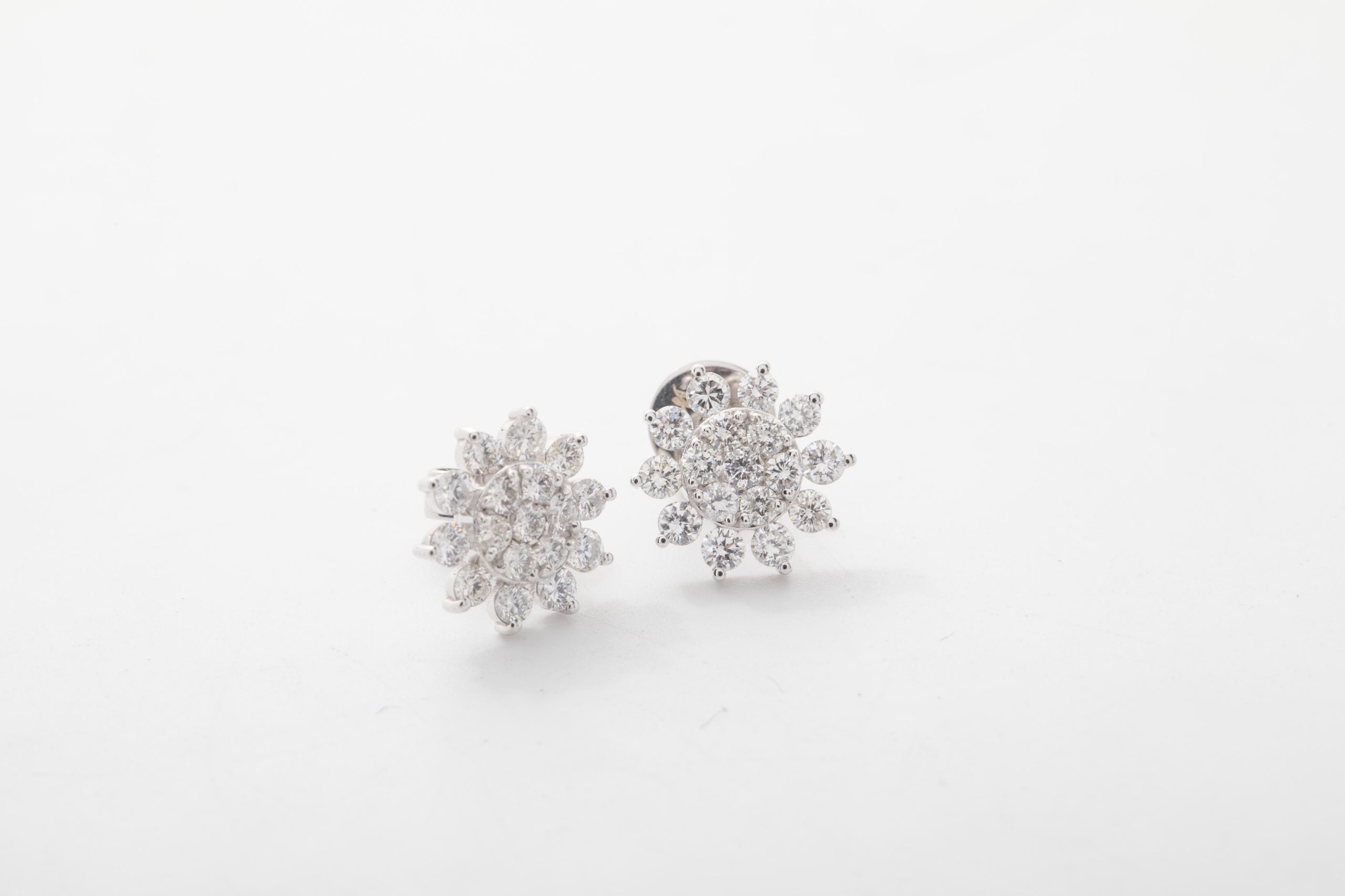 PAR DE ARETES CON BRILLANTES