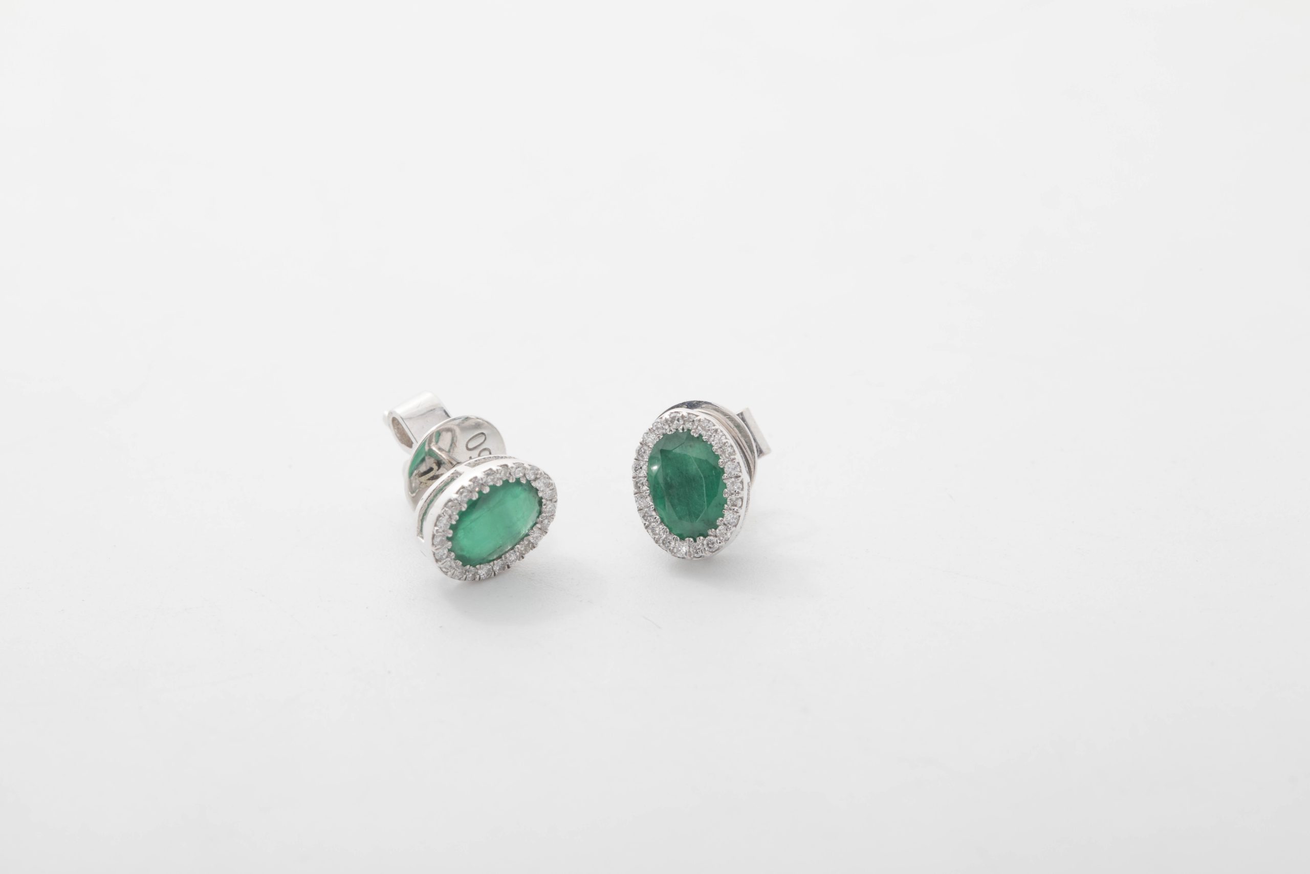 PAR DE ARETES CON BRILLANTES Y ESMERALDA