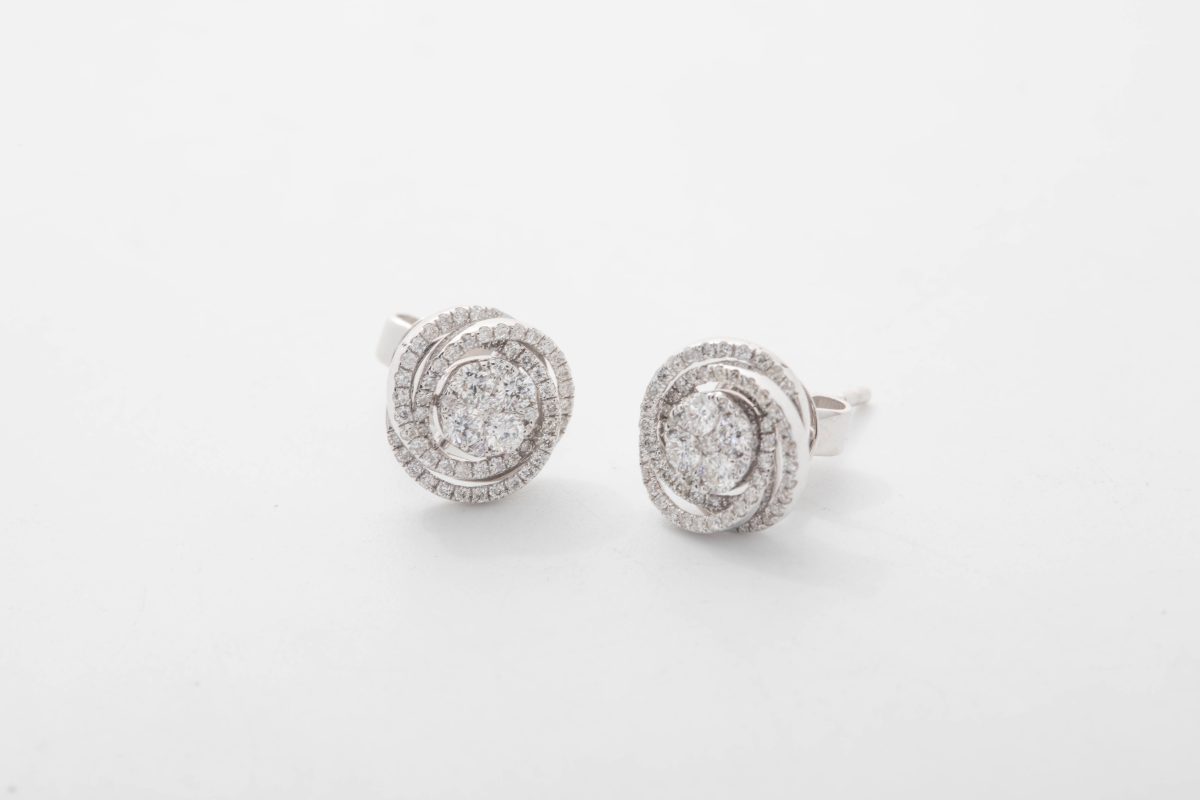 PAR DE ARETES CON BRILLANTES