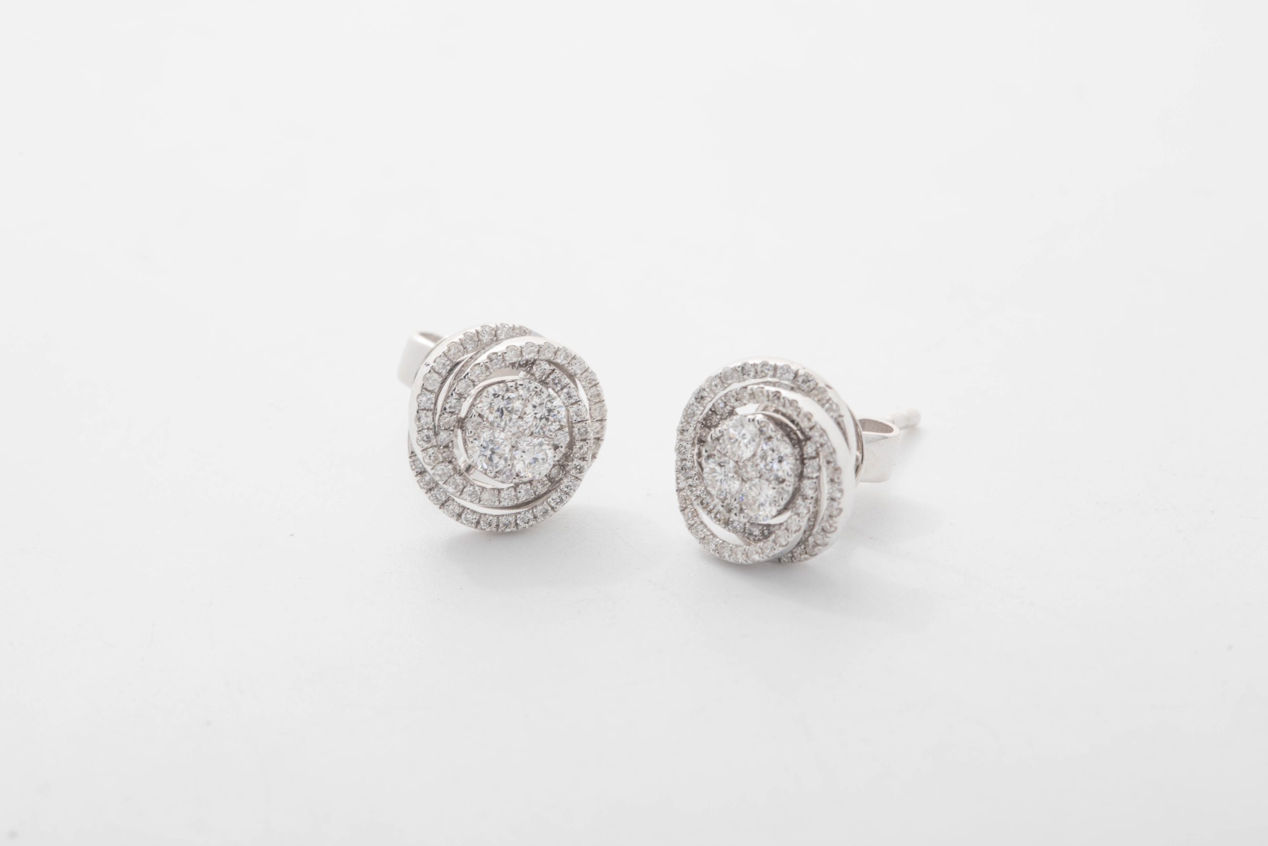 PAR DE ARETES CON BRILLANTES