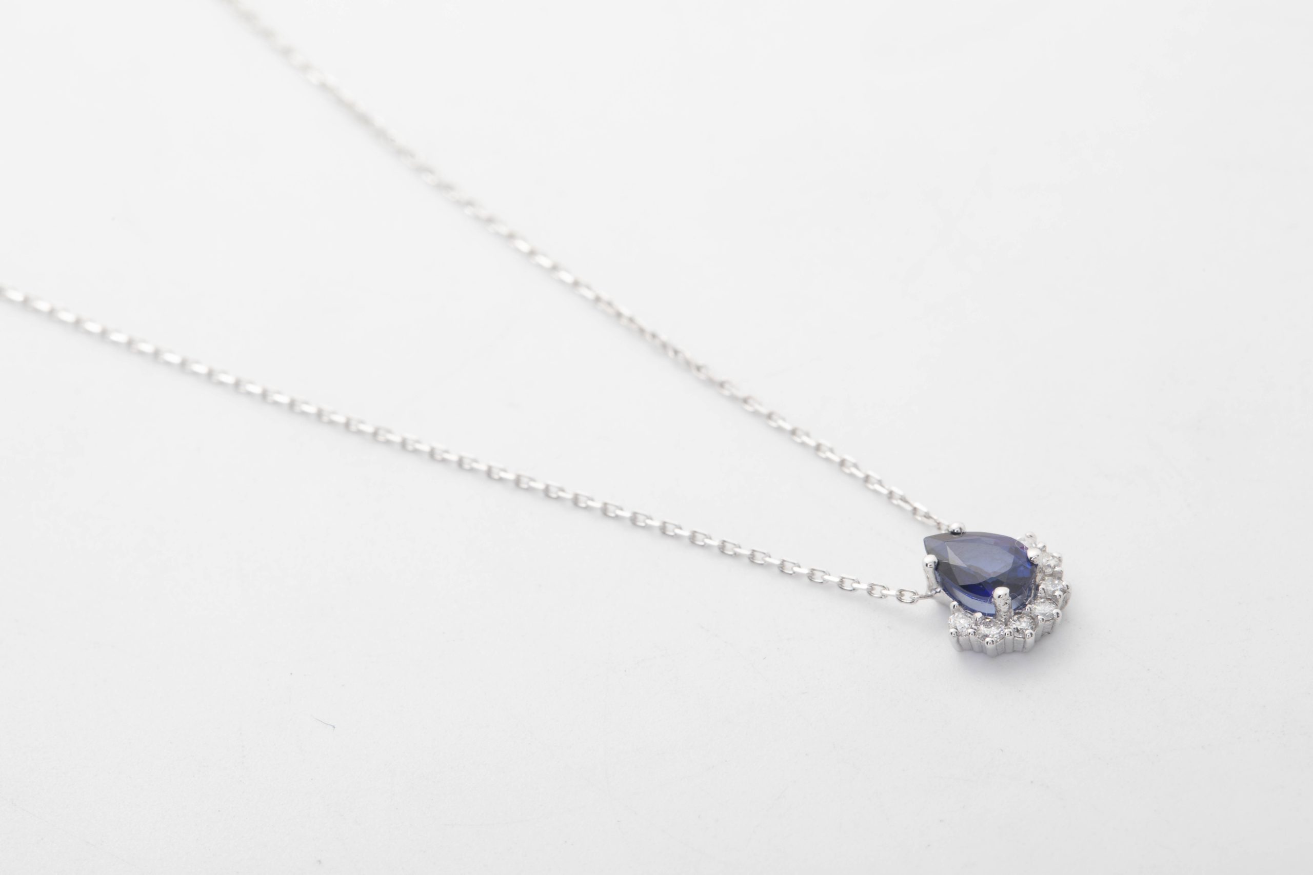 COLLAR CON BRILLANTES Y ZAFIRO