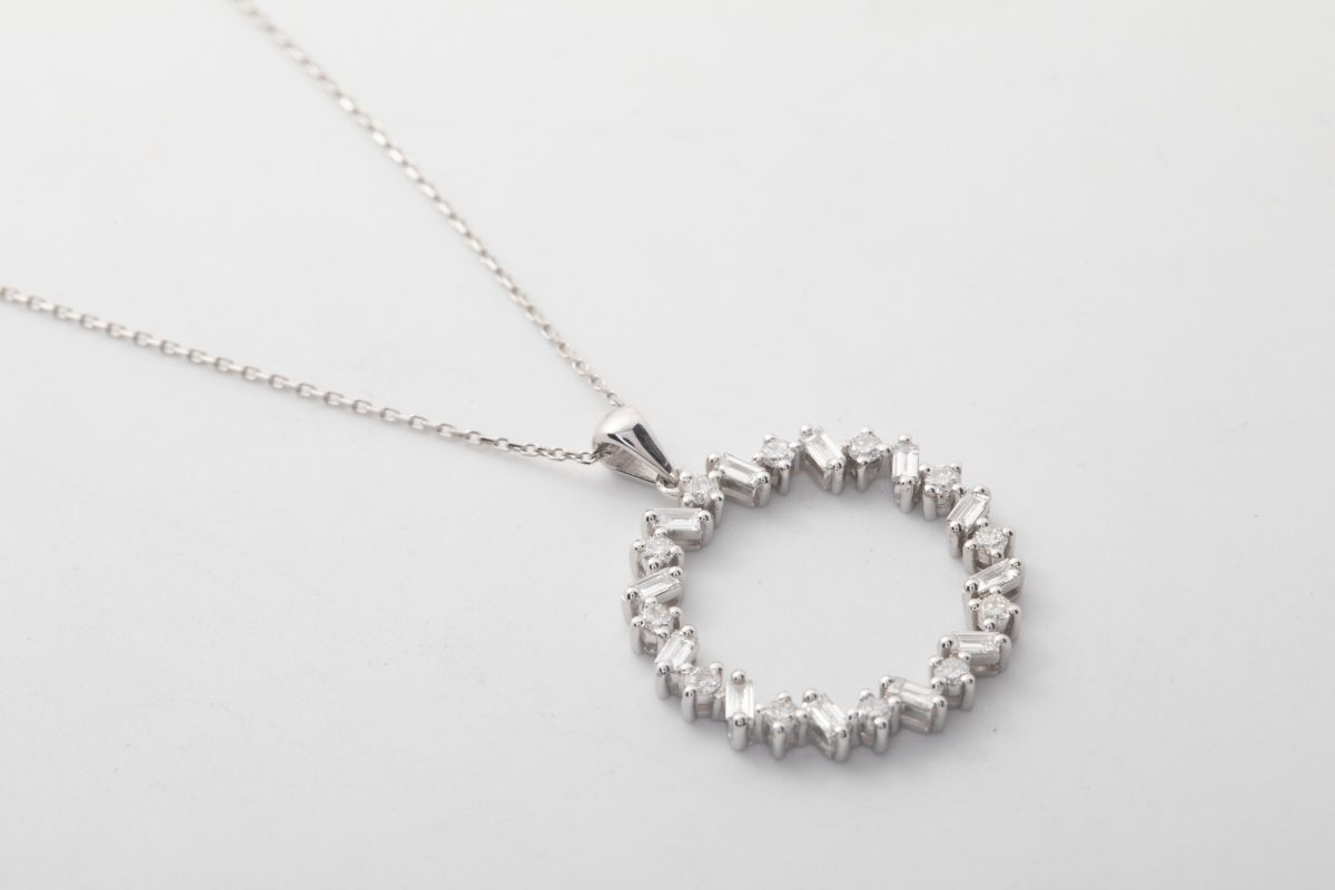 Collar círculo con diamantes baguette