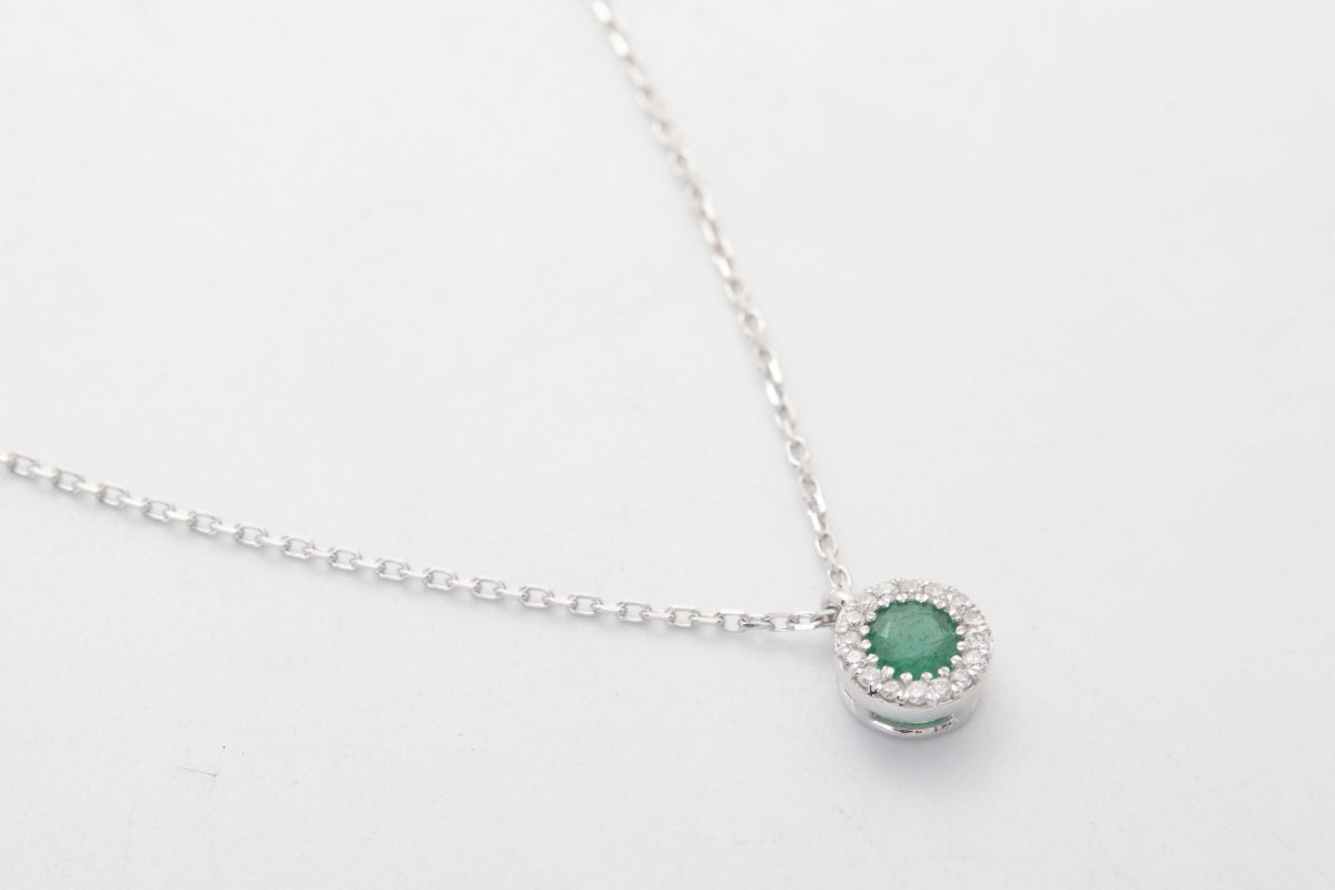 COLLAR CON BRILLANTES Y ESMERALDA