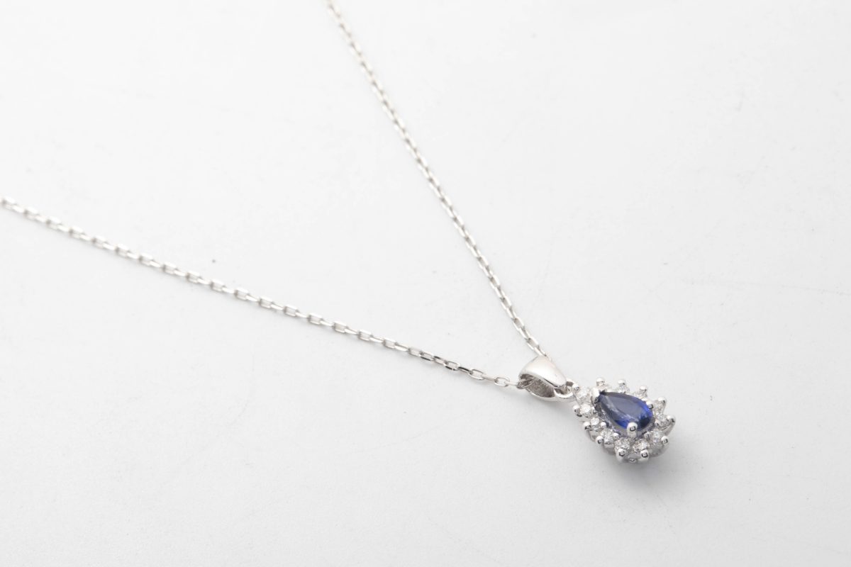 COLLAR CON BRILLANTES Y ZAFIRO