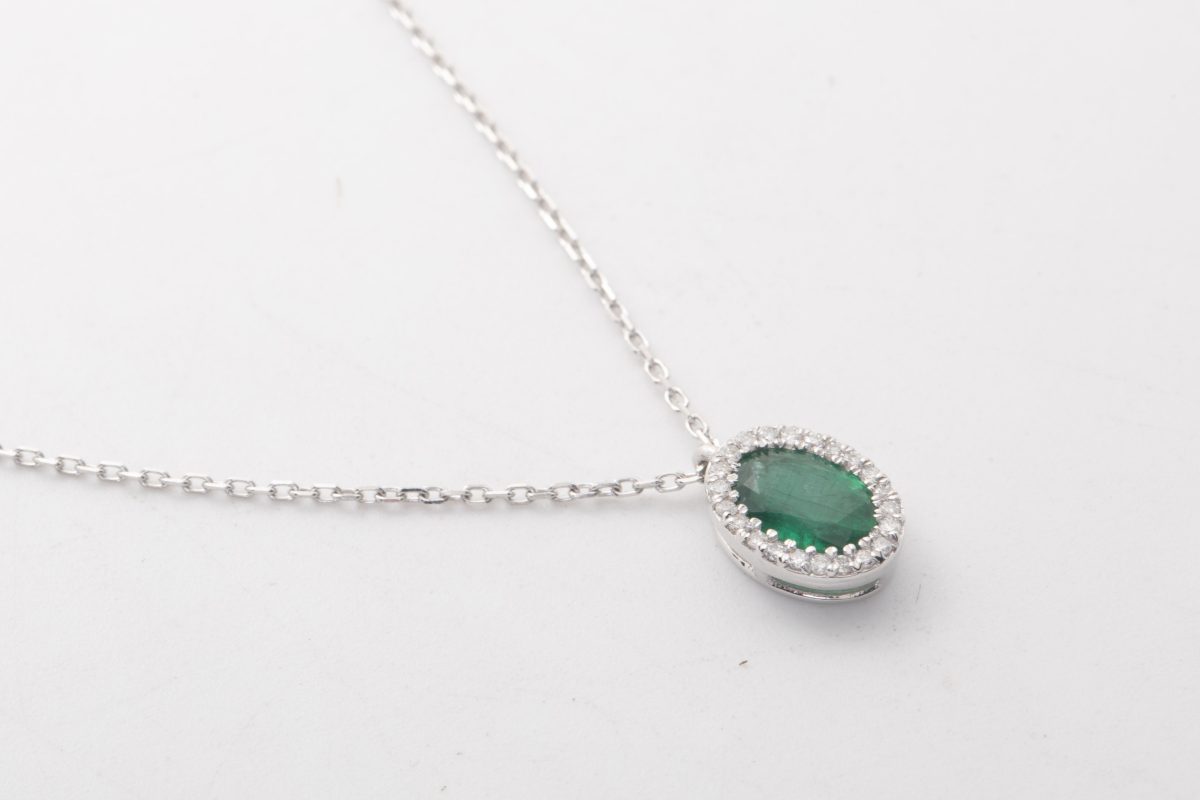 COLLAR CON BRILLANTES Y ESMERALDA