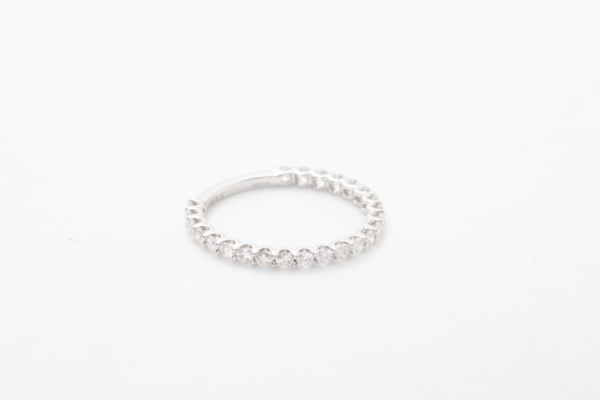 Anillo rivier en oro blanco