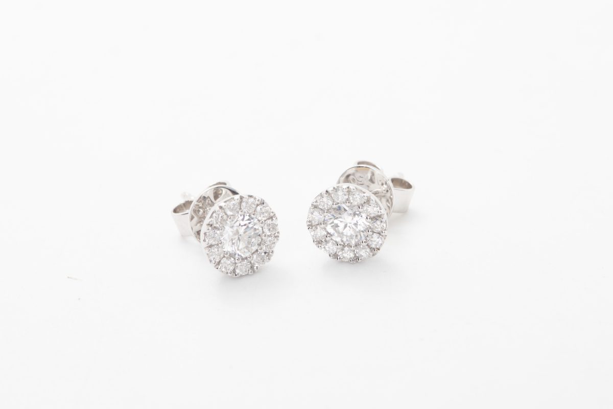 PAR DE ARETES CON BRILLANTES
