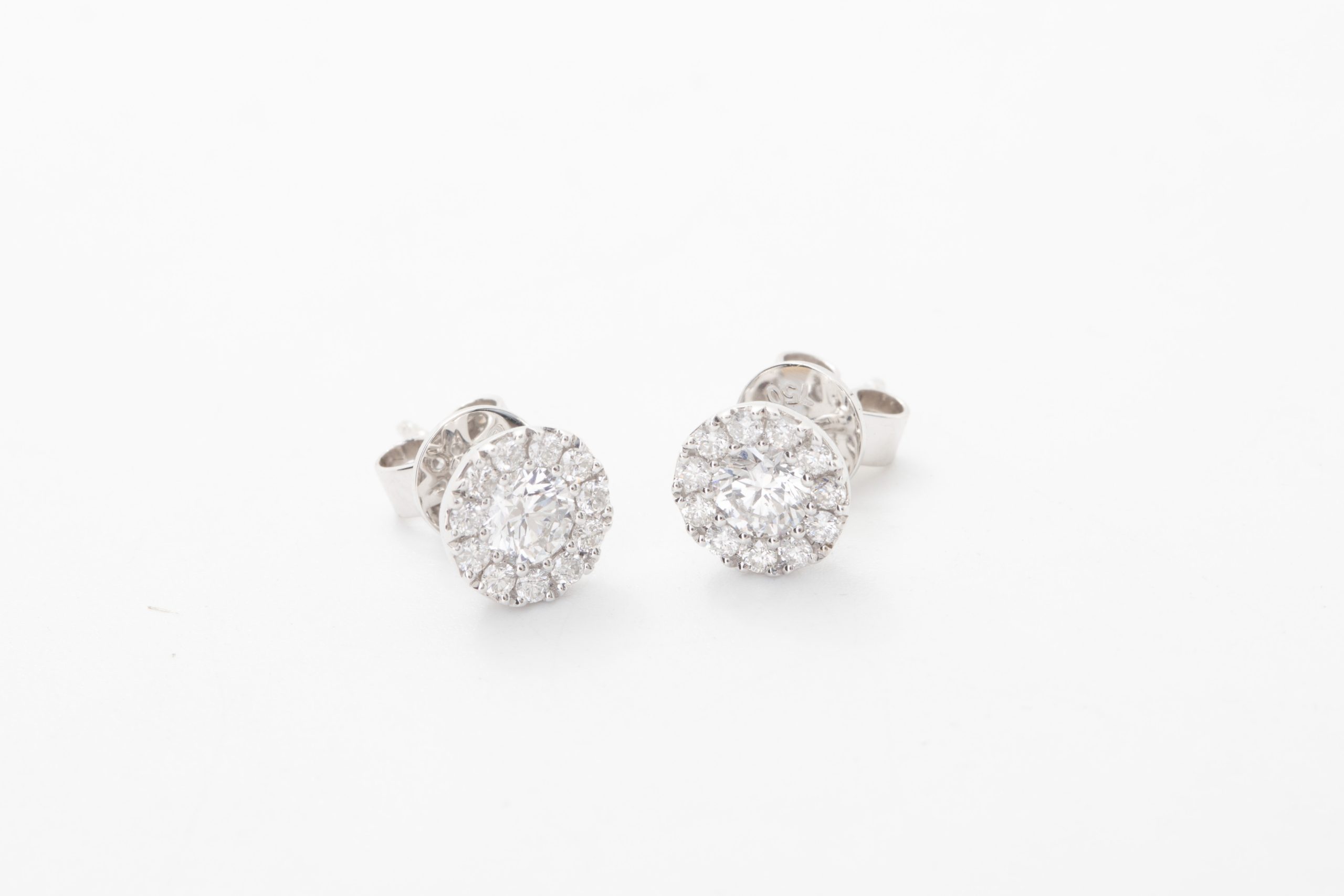 PAR DE ARETES CON BRILLANTES