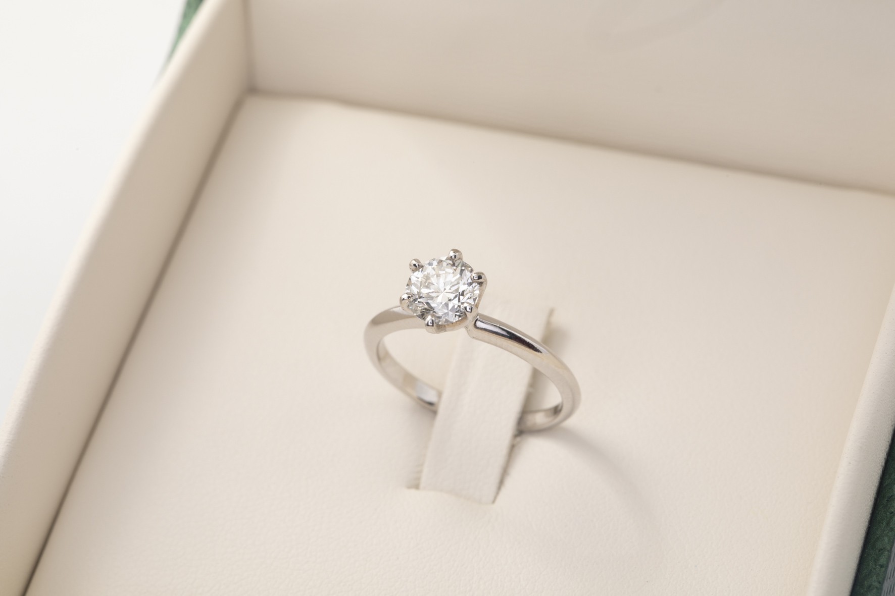 Anillo de compromiso con brillante 0.66Ct