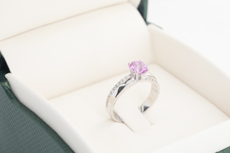 Anillo con zafiro rosado y brillantes