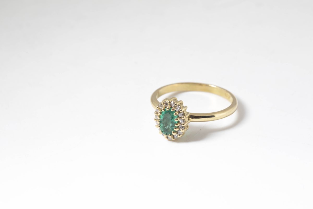 Anillo con esmeralda y diamantes