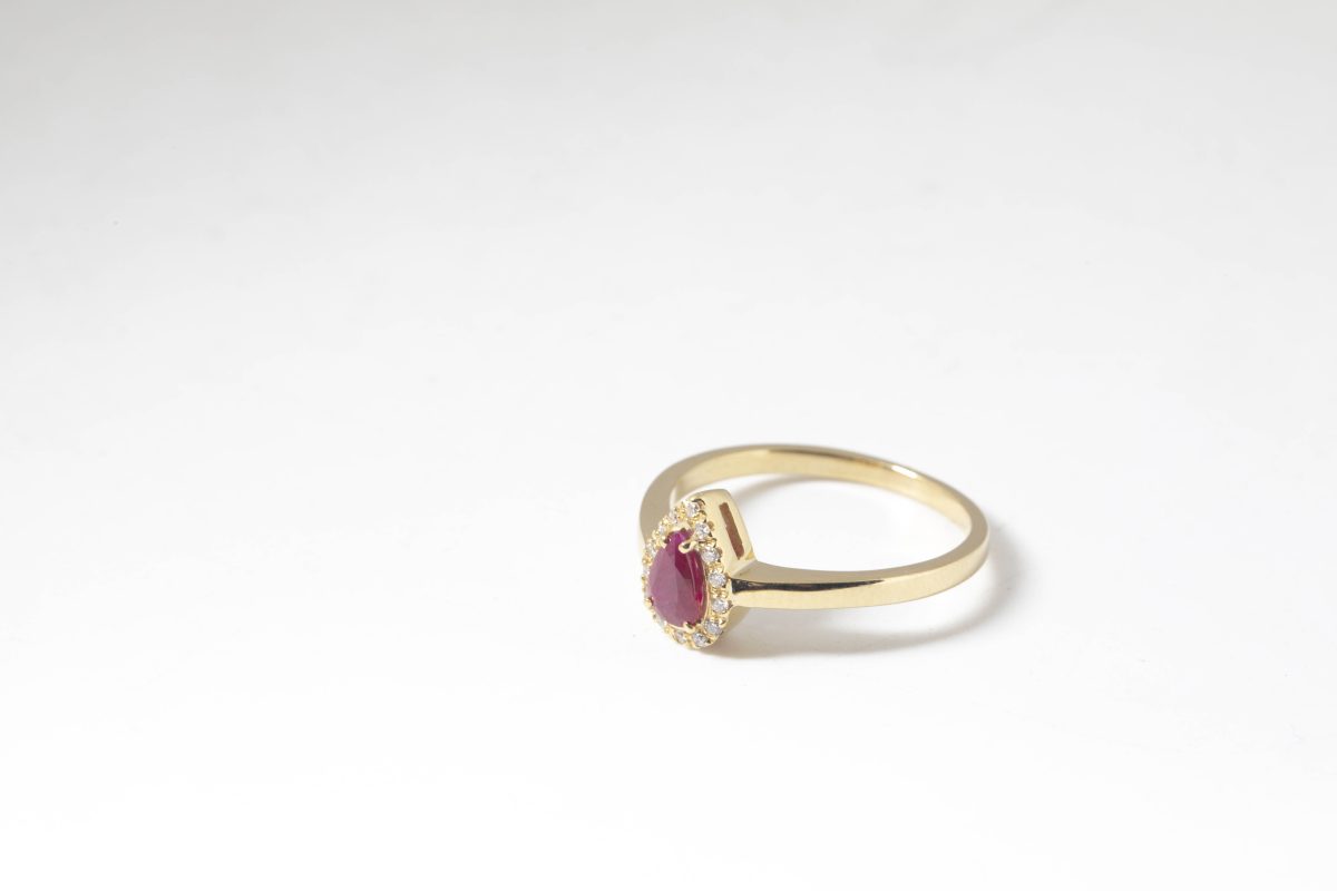 Anillo con rubí y diamantes