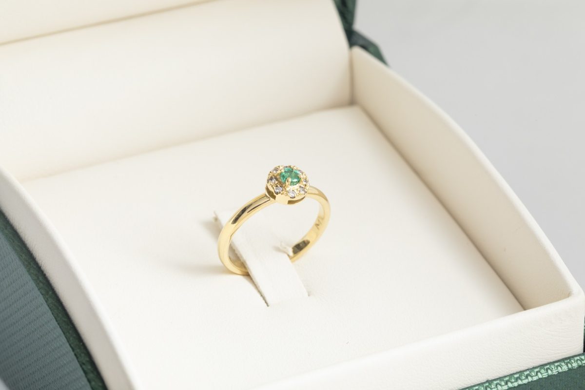 Anillo con esmeralda y diamantes en oro amarillo