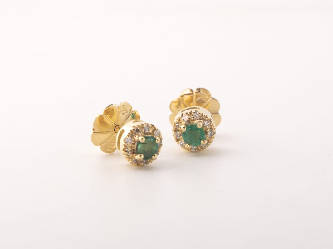 Aretes con esmeraldas y brillantes