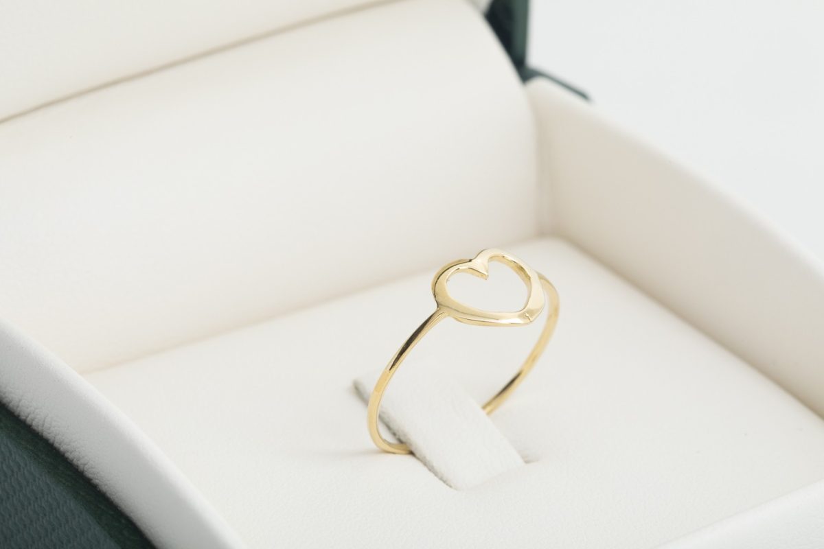 Anillo de corazón calado