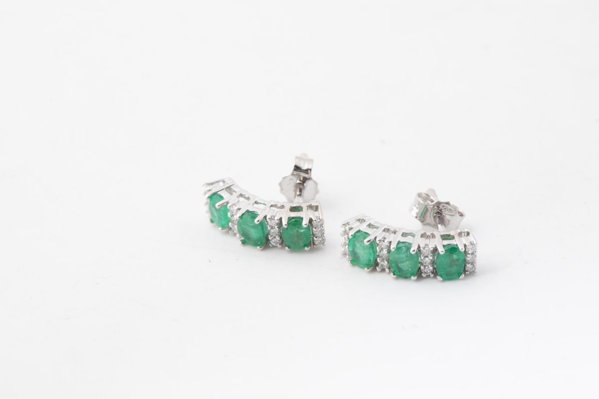 Aretes en oro blanco con esmeraldas