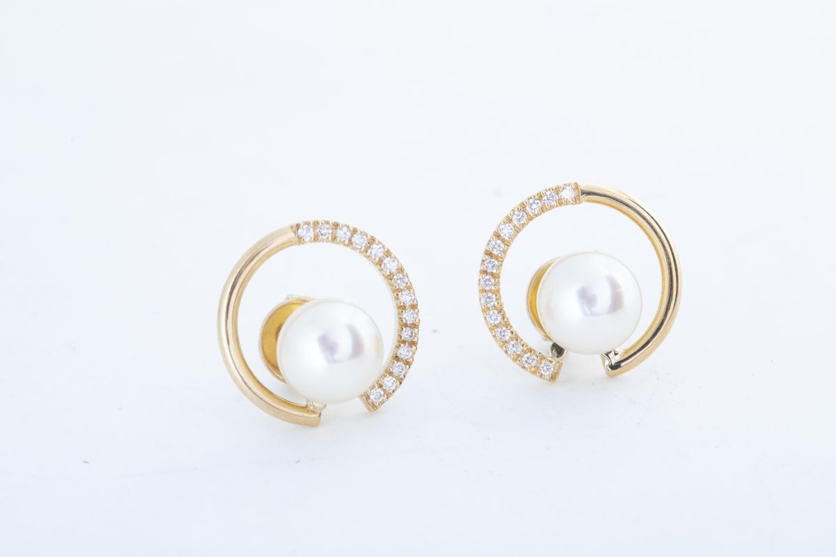 Aretes con perlas y brillantes