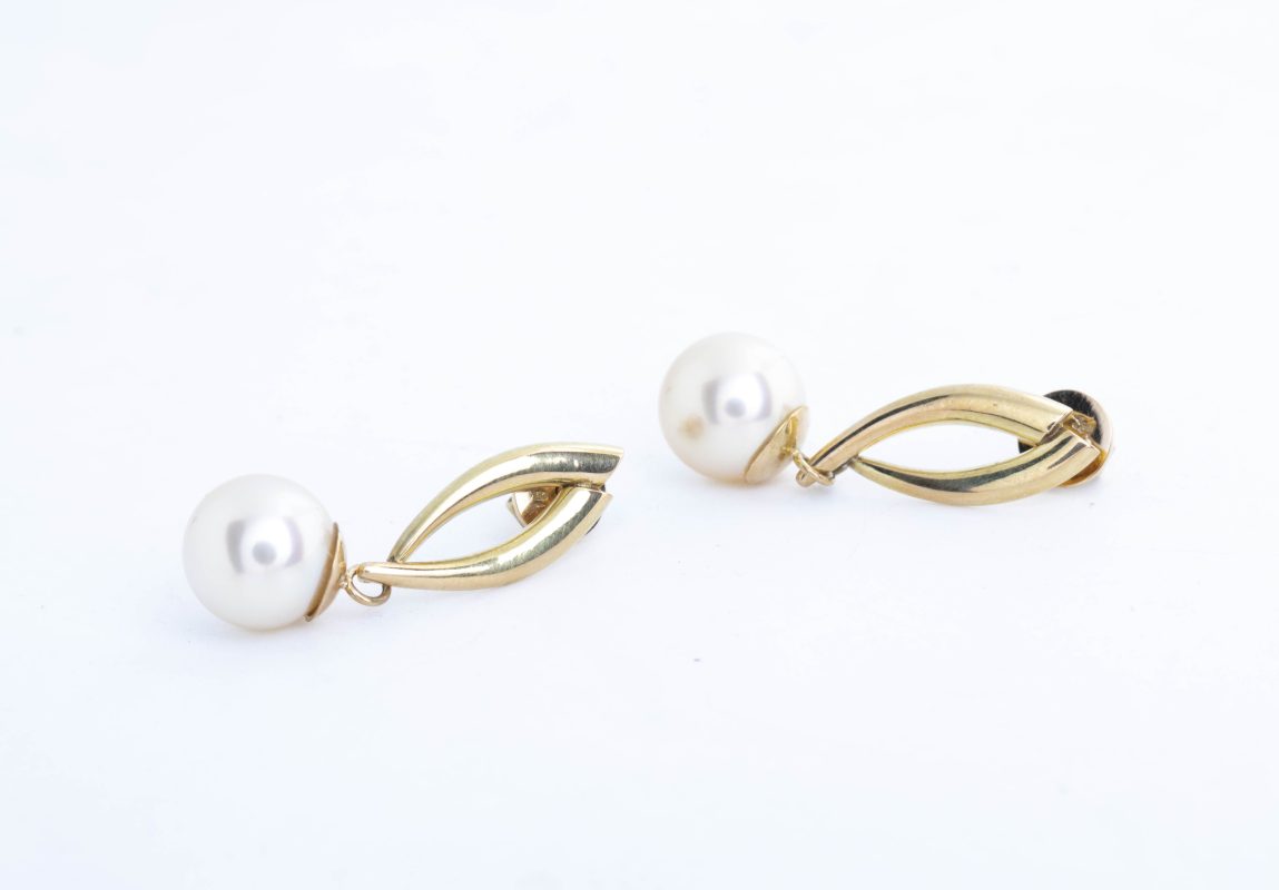 Aretes con perlas en oro amarillo