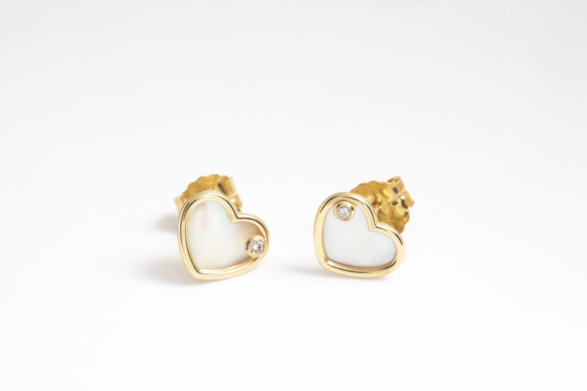 Aretes corazón con nácar y un brillante