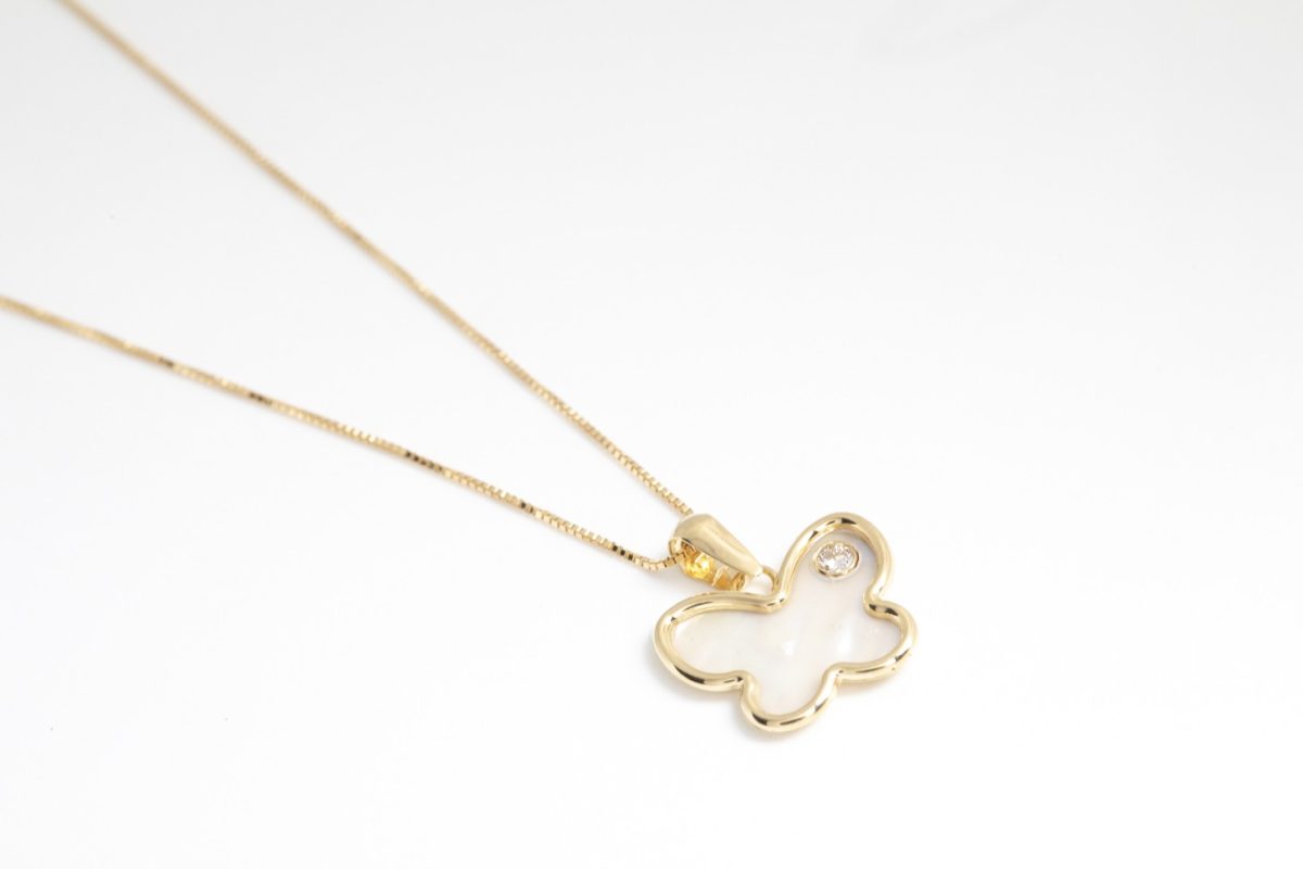 Collar de mariposa con nácar y un diamante