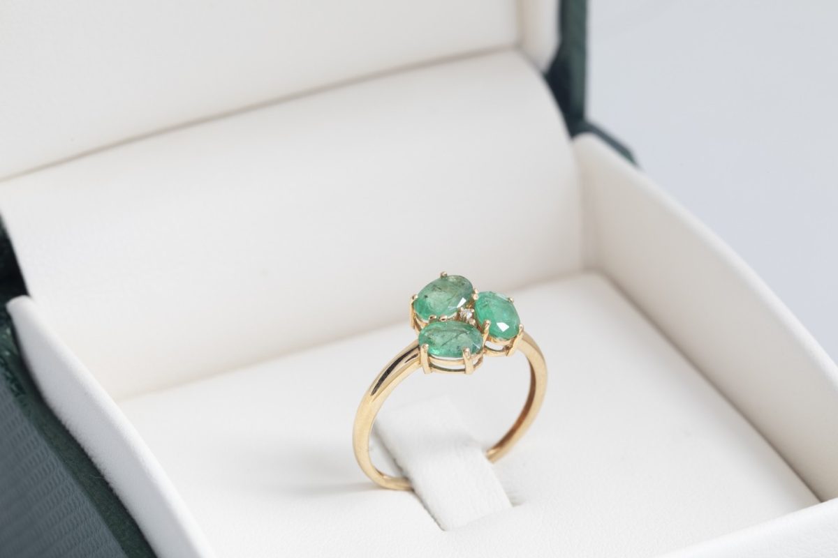 Anillo con esmeraldas en oro amarillo