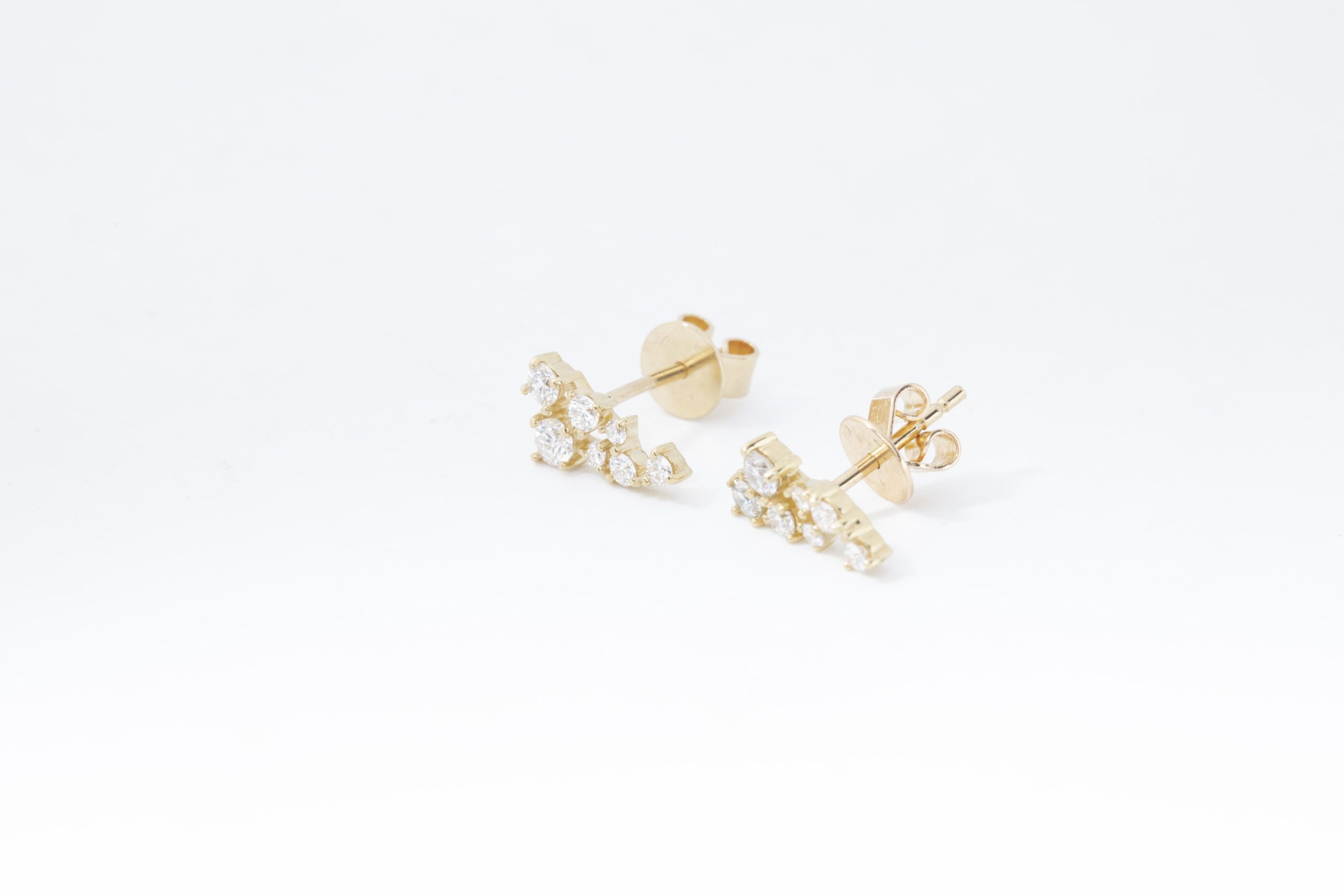 PAR DE ARETES CON BRILLANTES