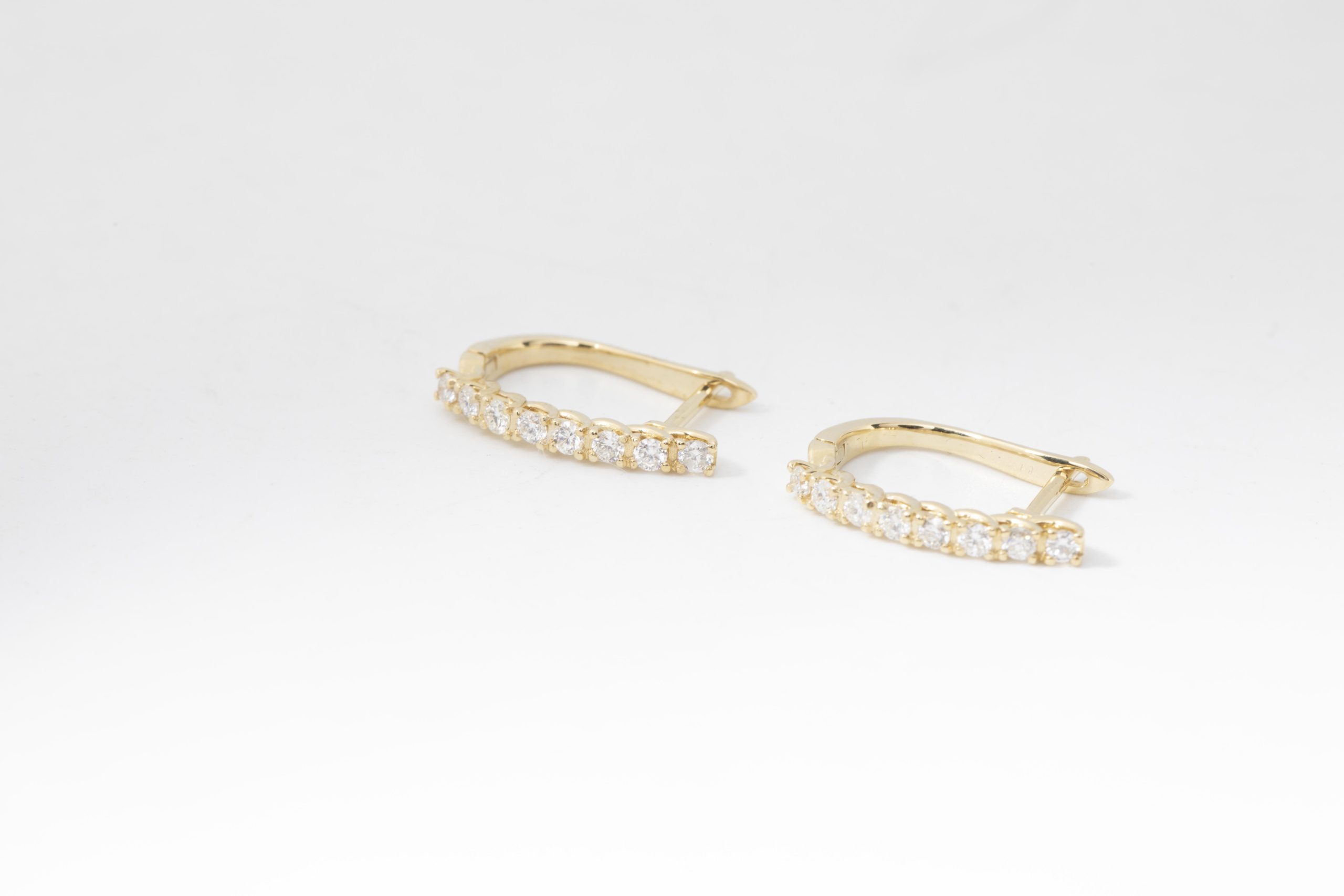 PAR DE ARETES CON BRILLANTES