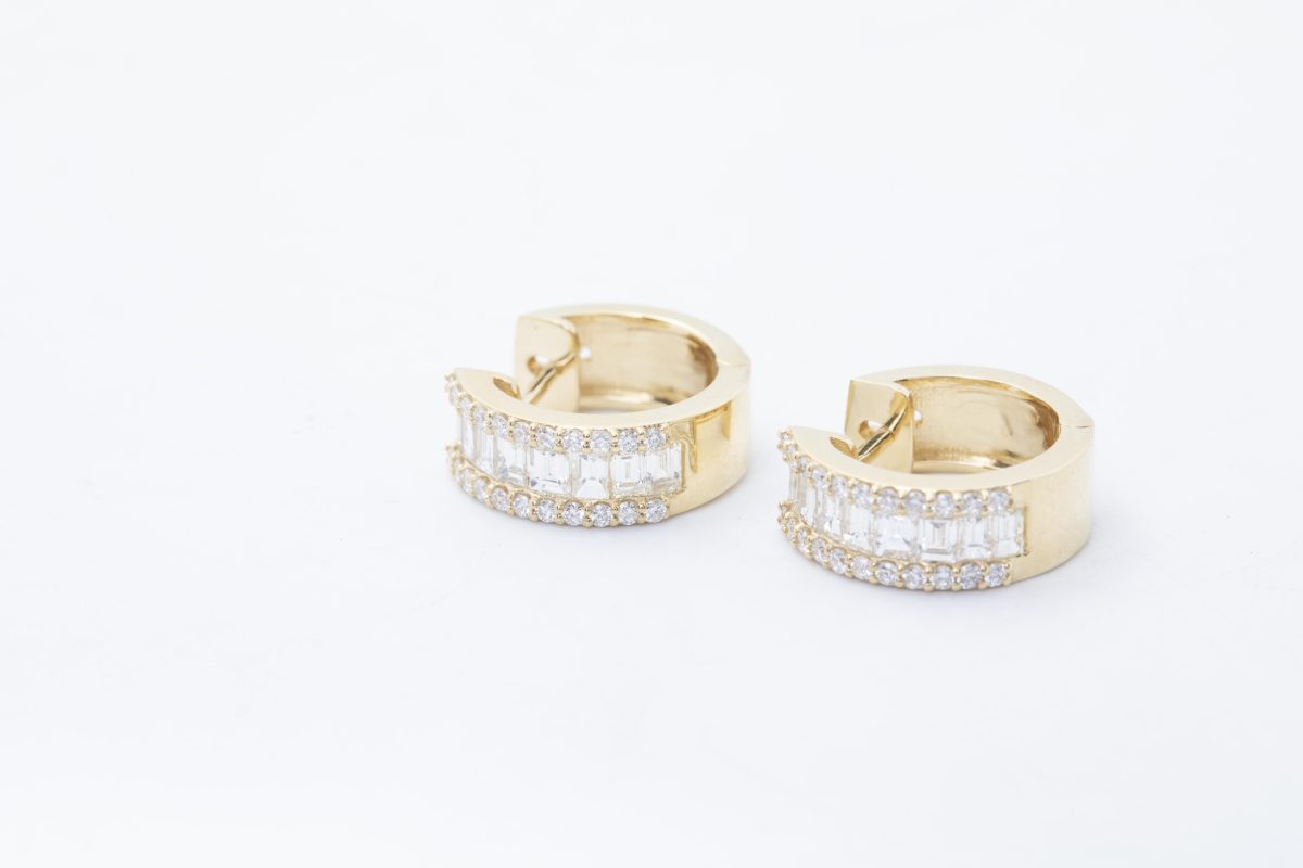 PAR DE ARETES CON BRILLANTES