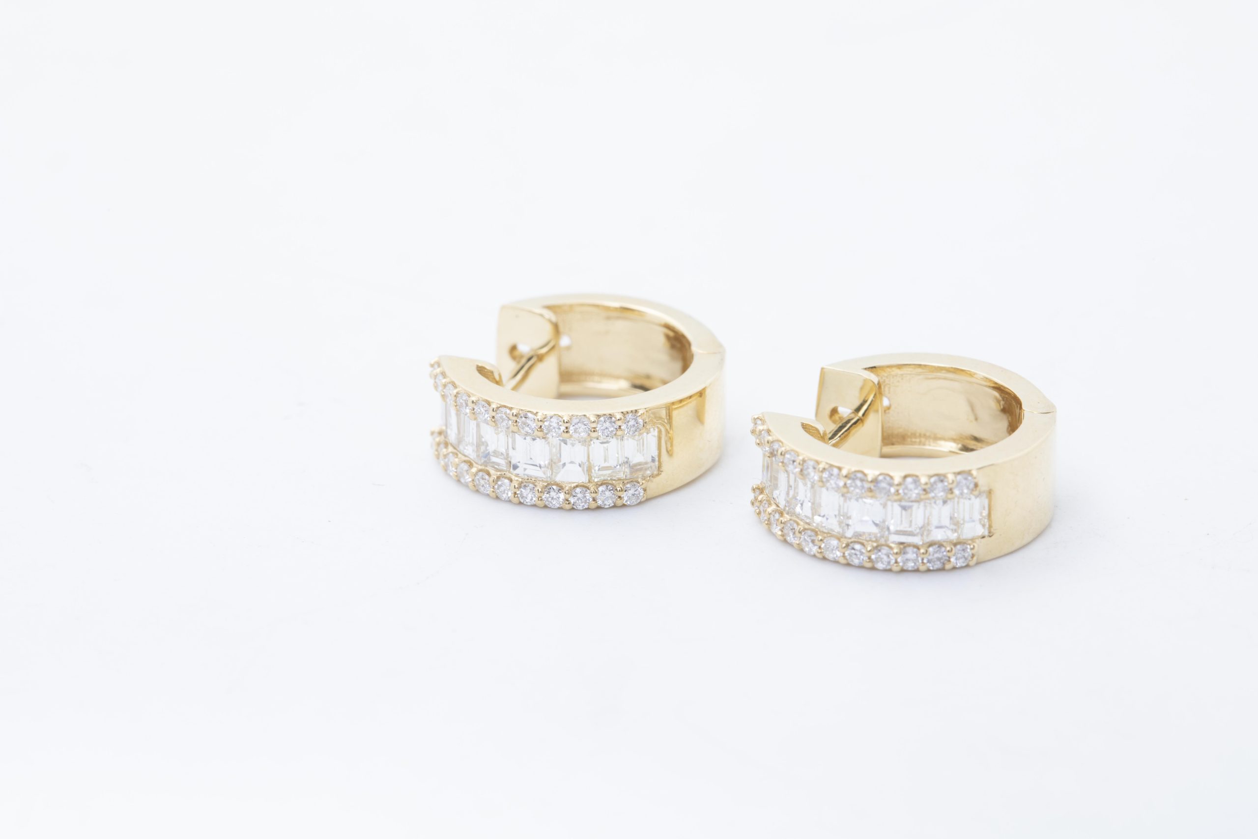 PAR DE ARETES CON BRILLANTES