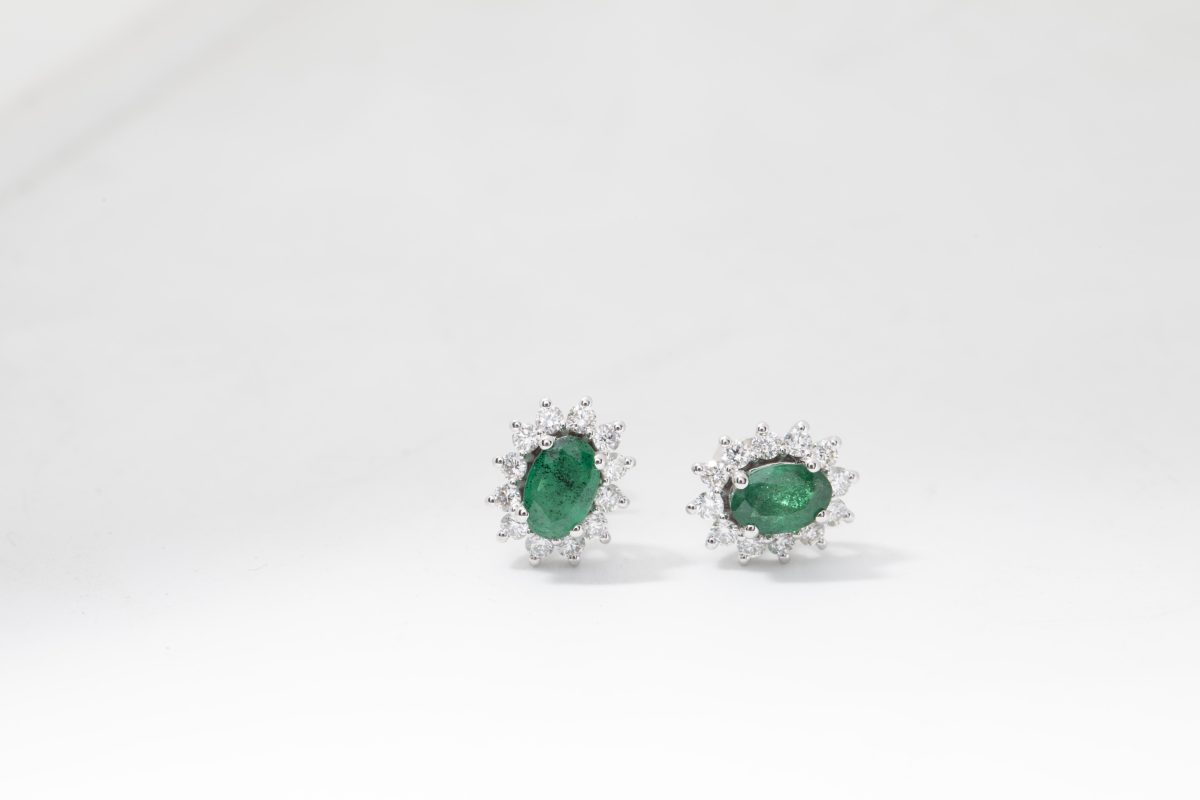 PAR DE ARETES CON BRILLANTES Y ESMERALDAS
