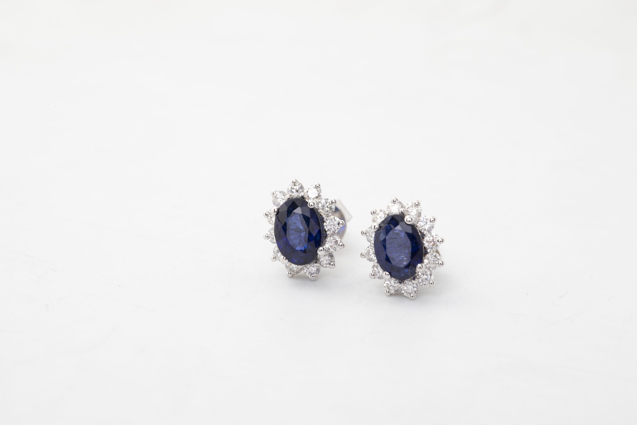 PAR DE ARETES CON BRILLANTES Y ZAFIROS