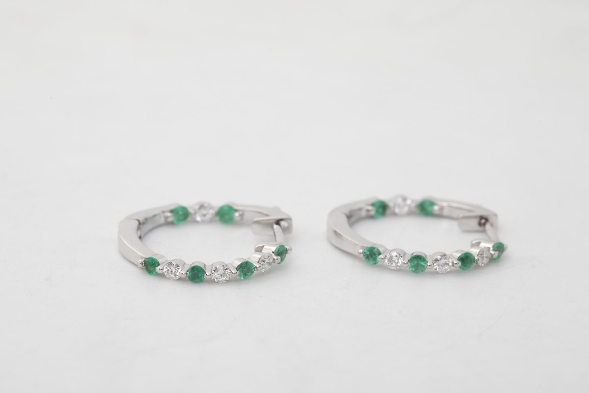 PAR DE ARETES CON BRILLANTES Y ESMERALDAS