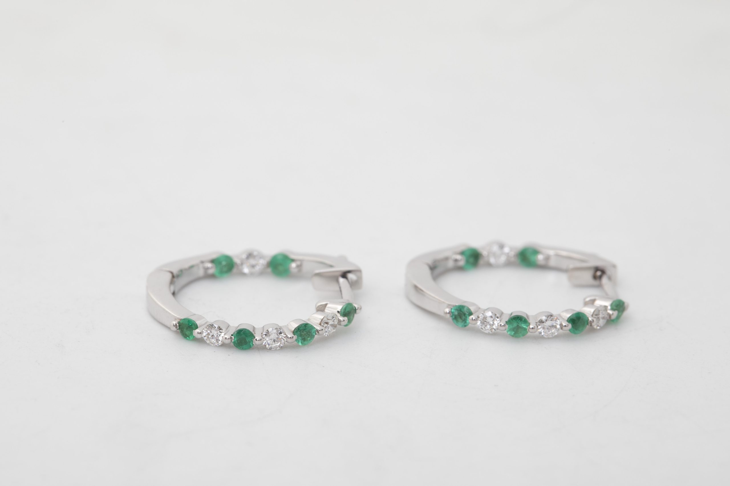 PAR DE ARETES CON BRILLANTES Y ESMERALDAS