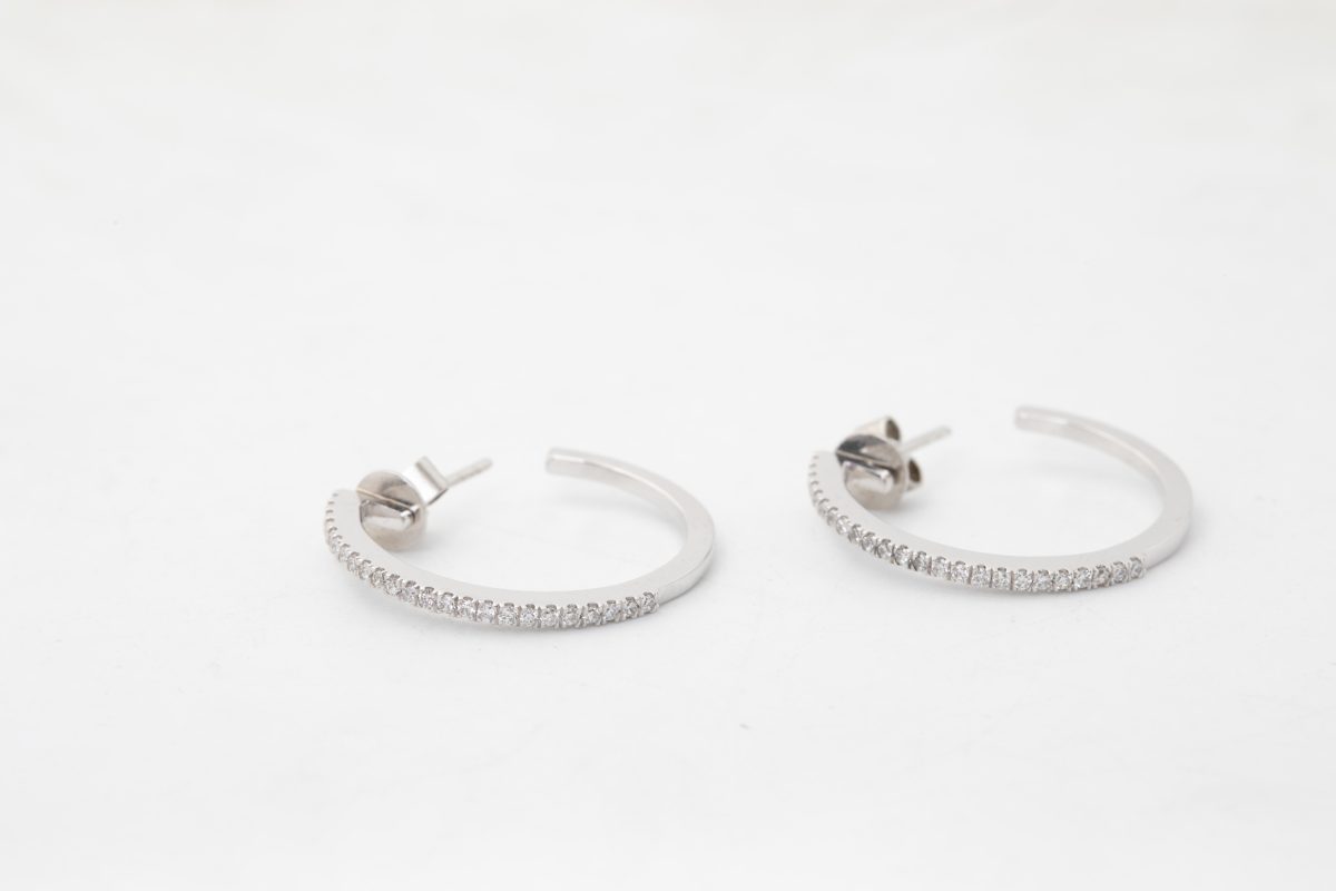 PAR DE ARETES CON BRILLANTES