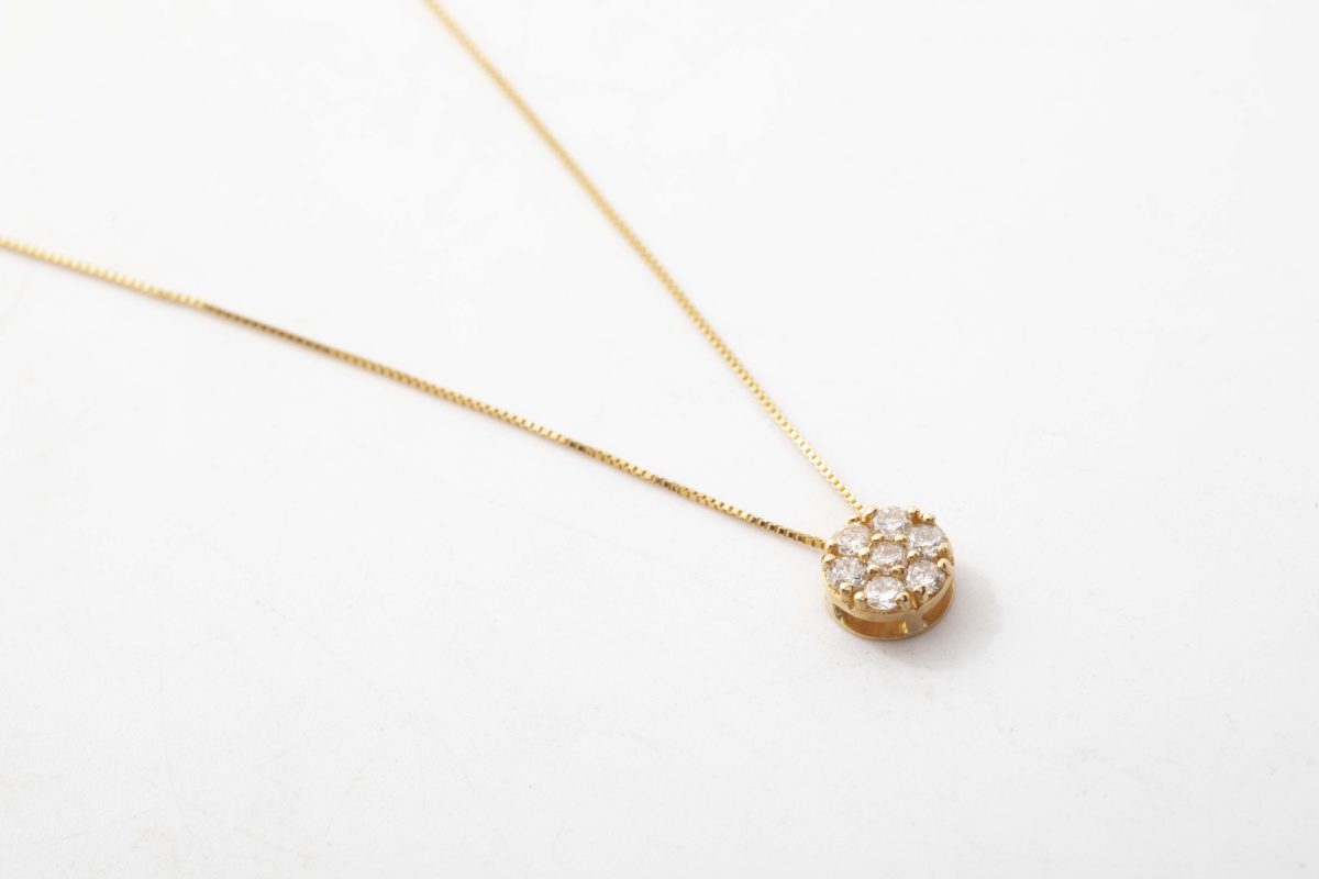 Collar con círculo con diamantes