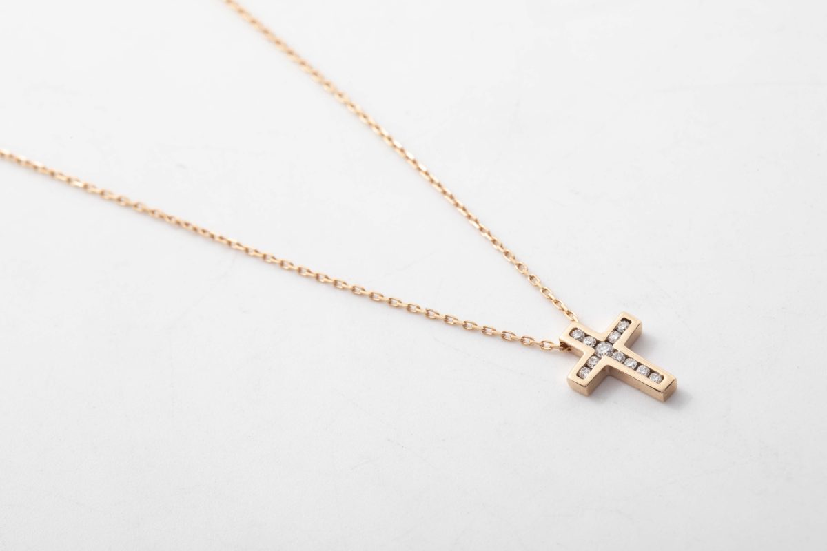 Collar cruz con diamantes