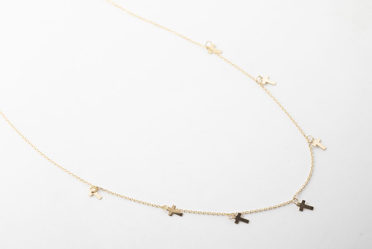 Collar con cruces en oro amarillo