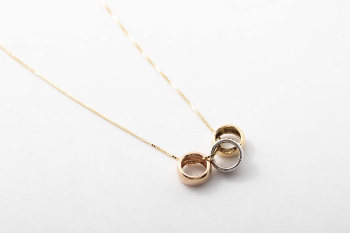 Collar con aros de colores