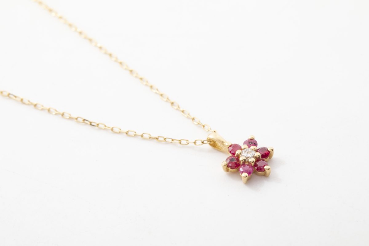 Collar flor con diamantes y rubís